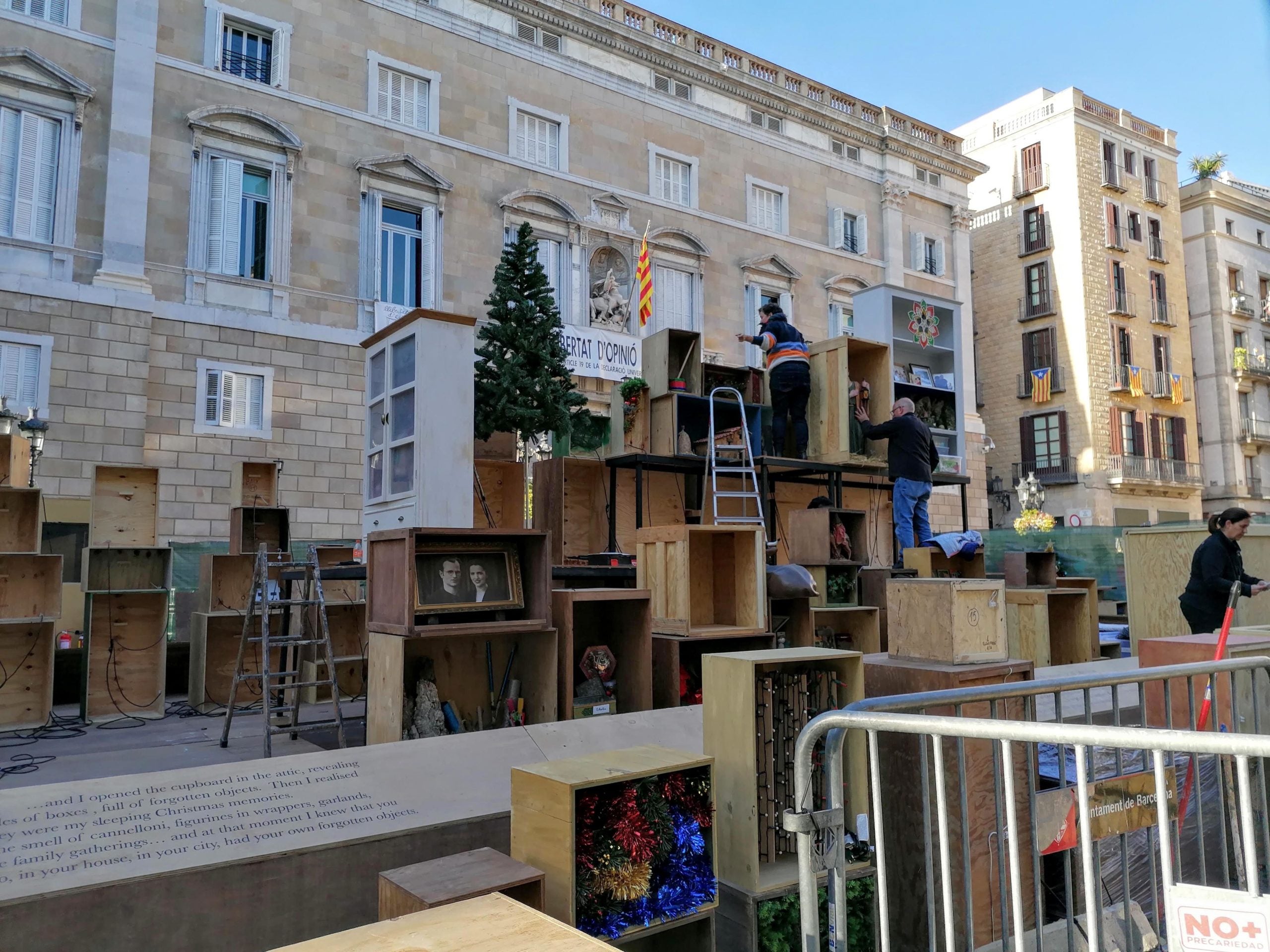 Muntatge del pessebre municipal a la plaça Sant Jaume / MMP