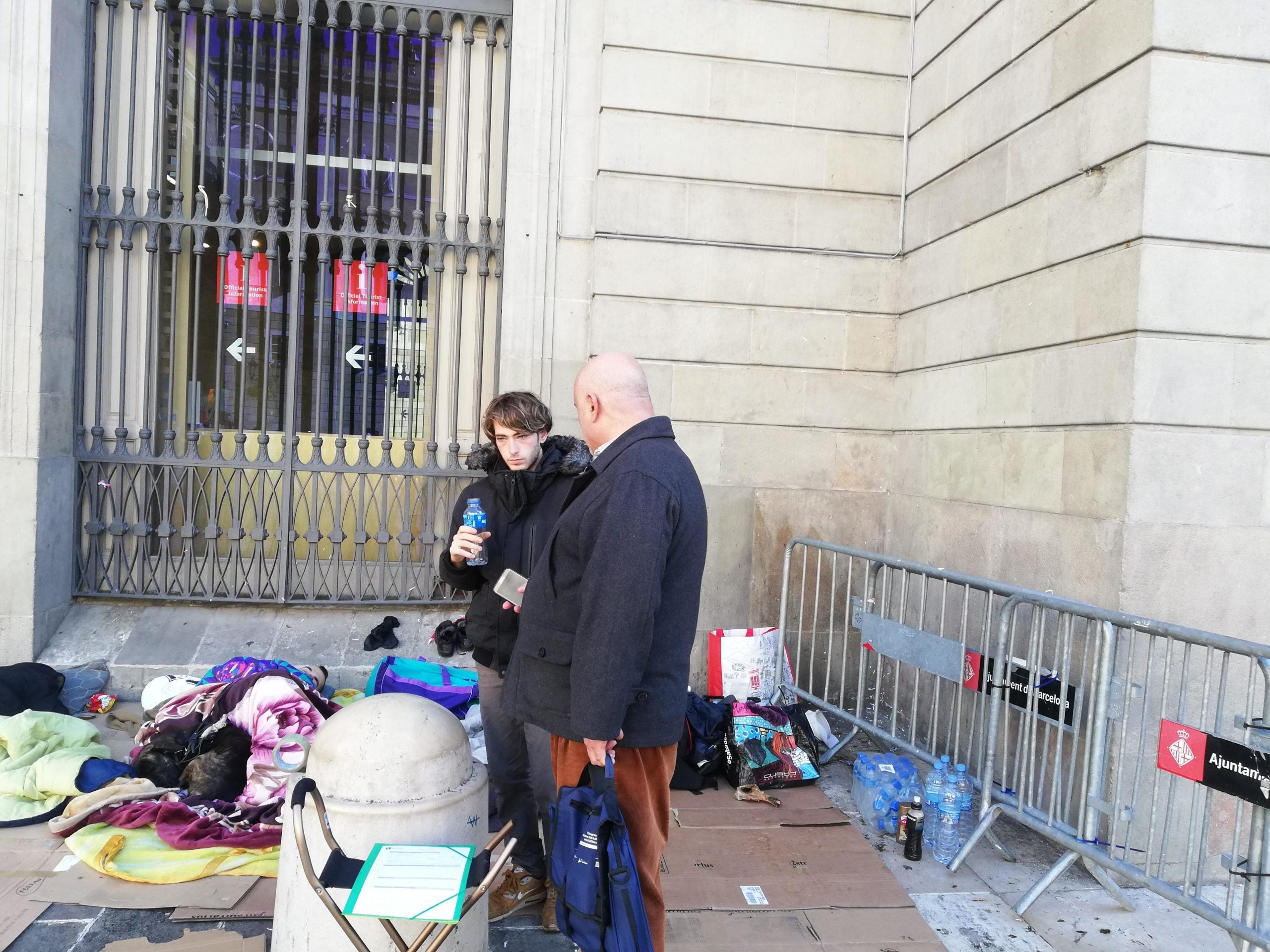 En Marc conversa amb un home que els ha vingut a donar suport | A. L. En Marc conversa amb un home que els ha vingut a donar suport | A. L.