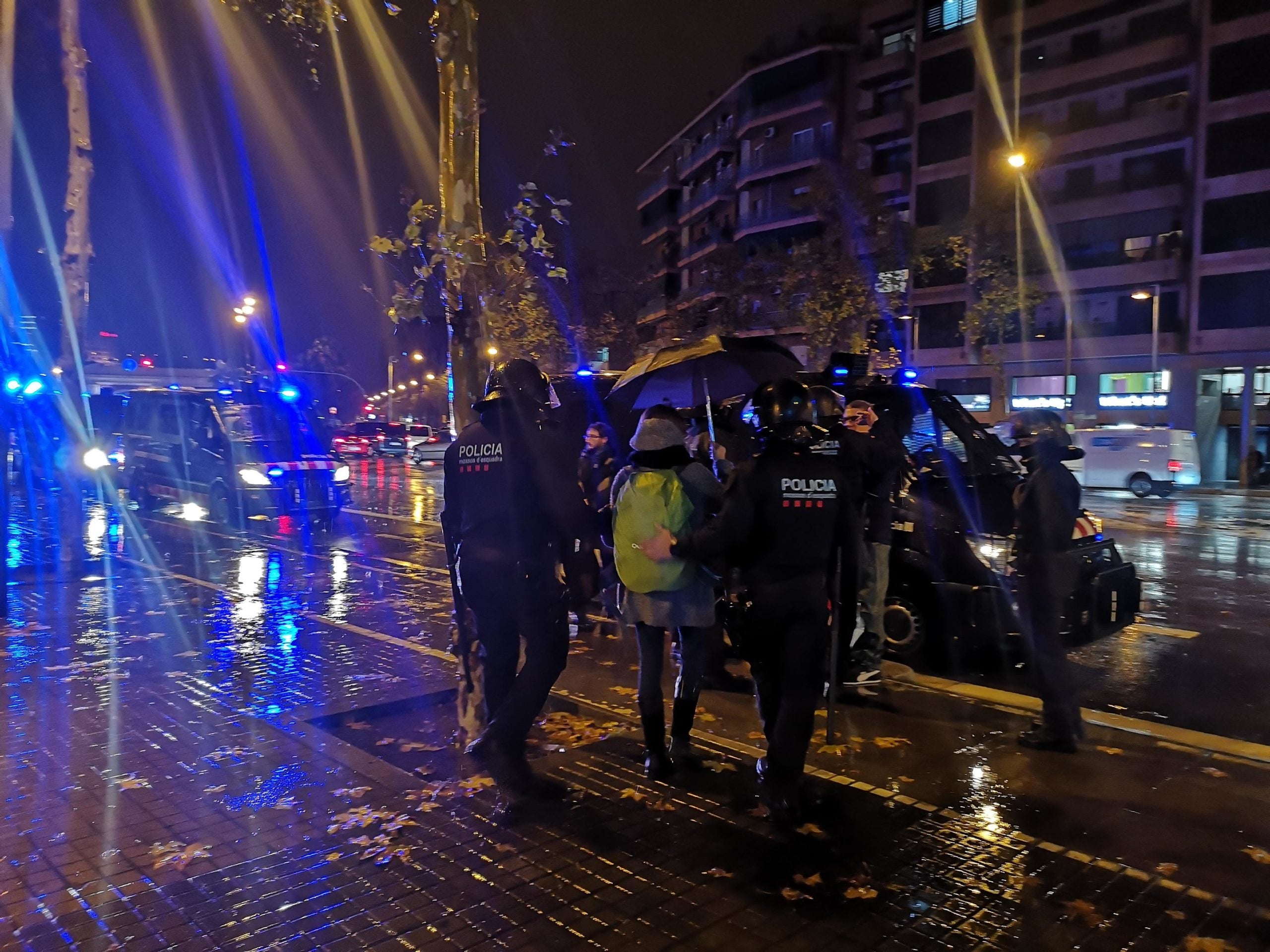 Els Mossos d'Esquadra enduent-se l'Eva, que no formava part del tall, per identificar-la / D.C. Els Mossos d'Esquadra enduent-se l'Eva, que no formava part del tall, per identificar-la / D.C.