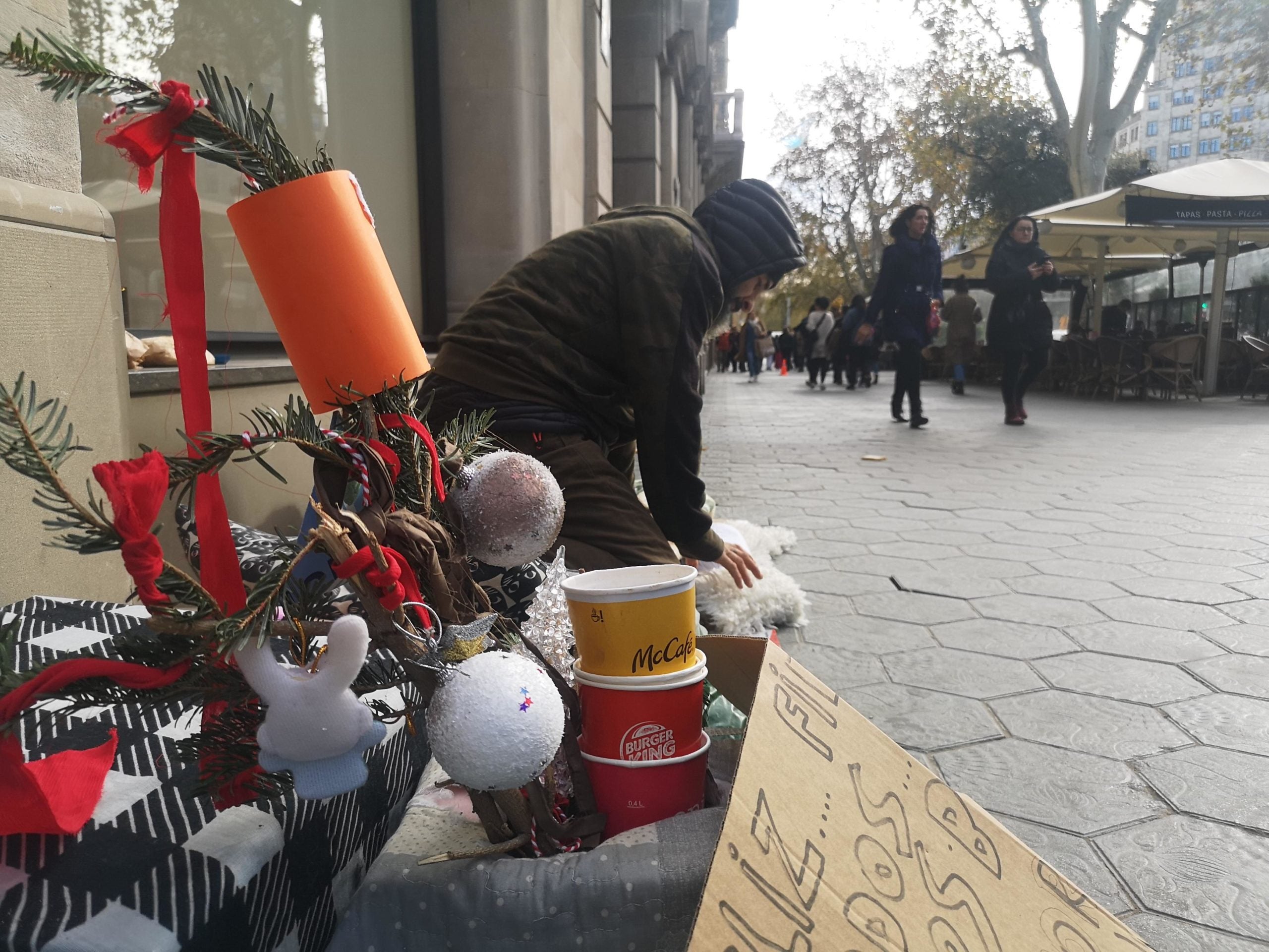 L'arbre de Nadal i el Pietro, encara al passeig de Gràcia / D.C.