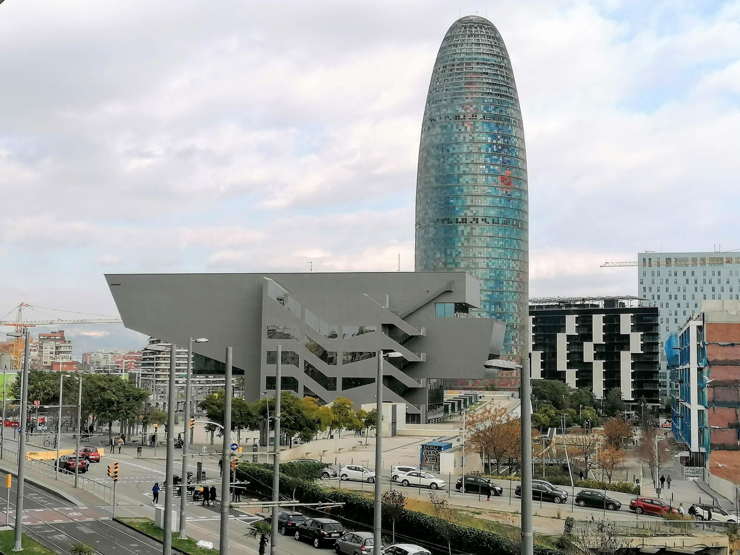 Vista de la Torre Glòries i del Disseny HUB Barcelona / MMP