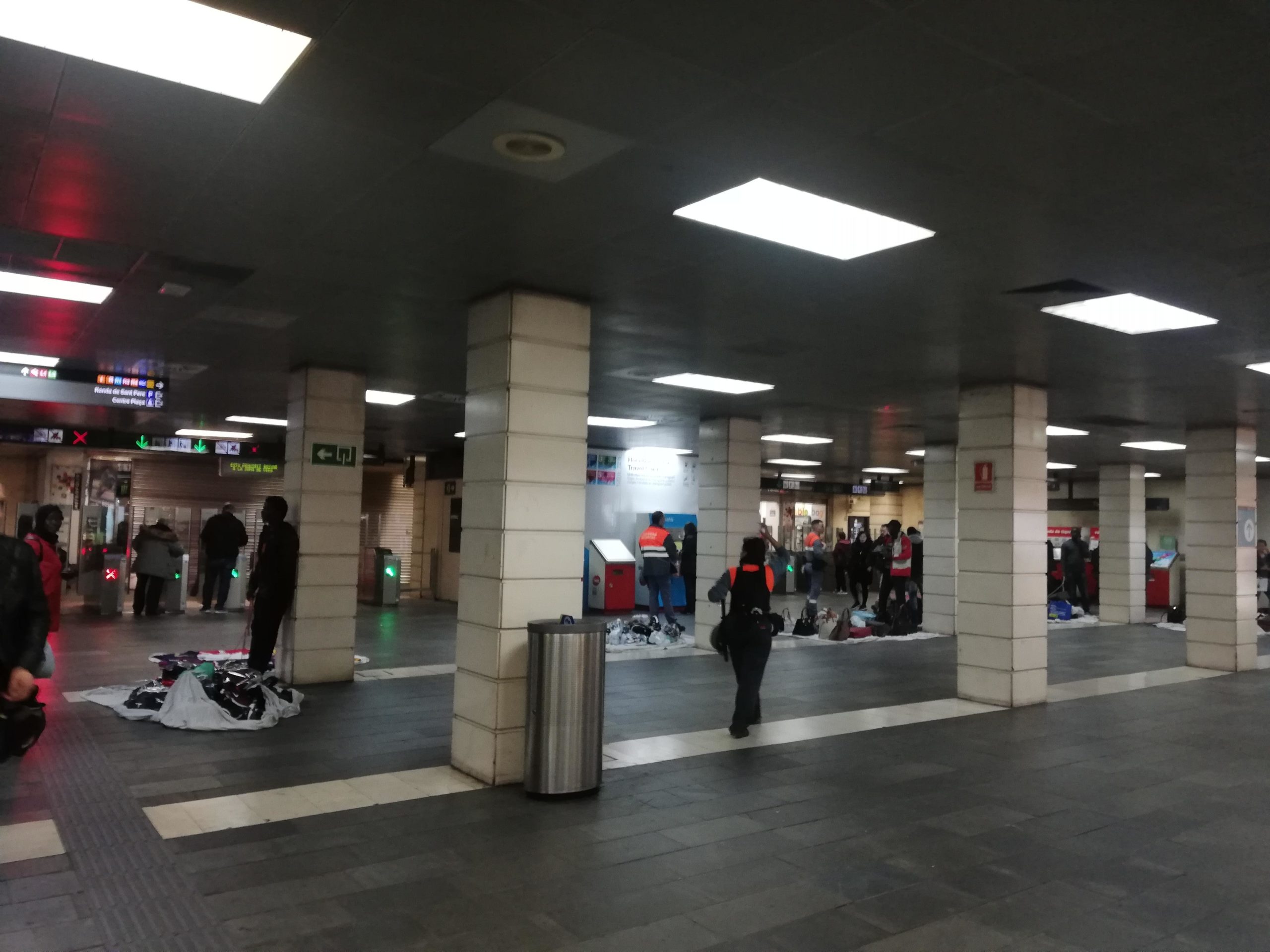 Manters al vestíbul de plaça Catalunya, davant dels vigilants de Renfe / Adrià Lizanda Manters al vestíbul de plaça Catalunya, davant dels vigilants de Renfe / Adrià Lizanda