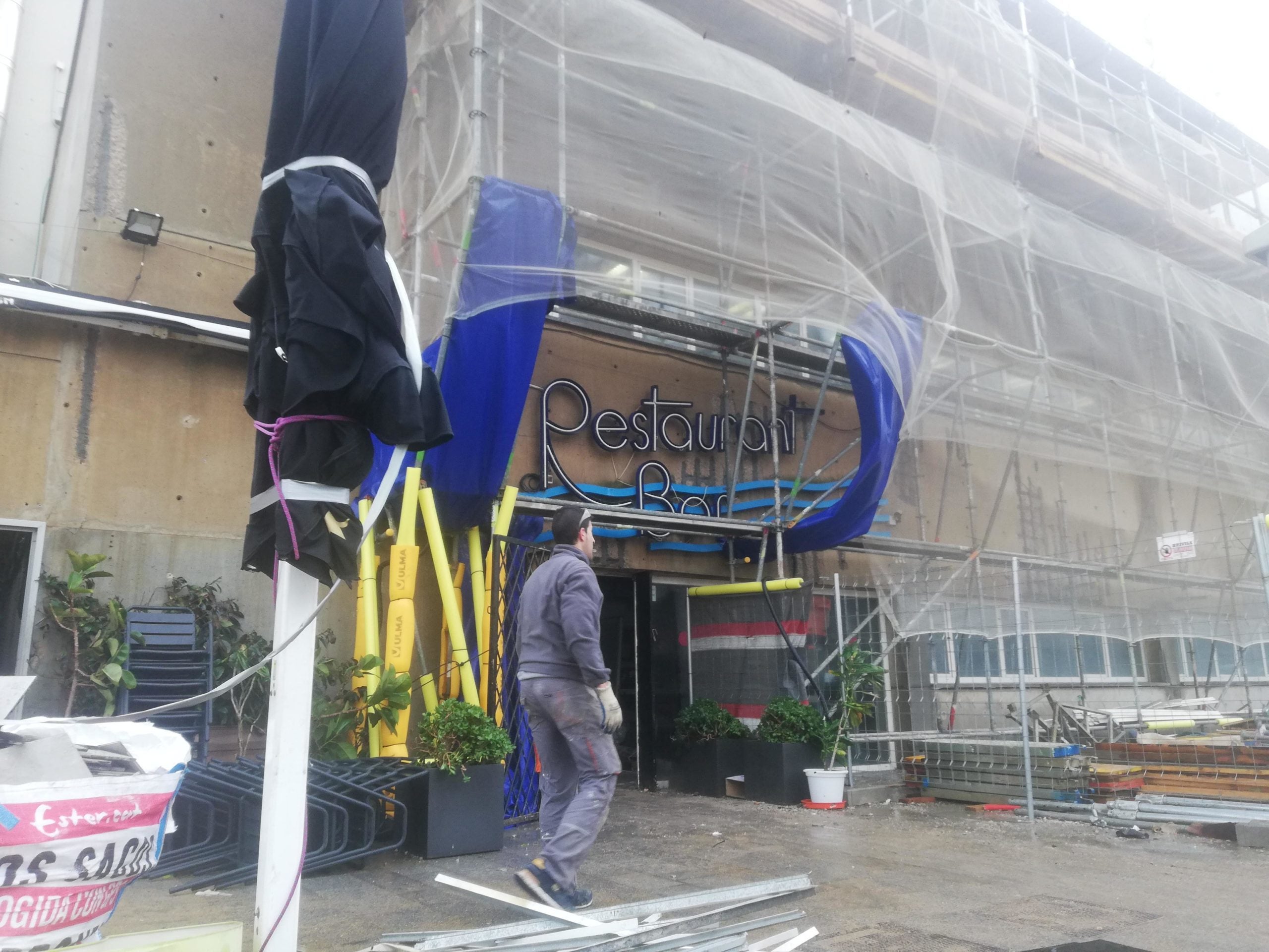 En Santi treballa malgrat el vent i la pluja / A. L.