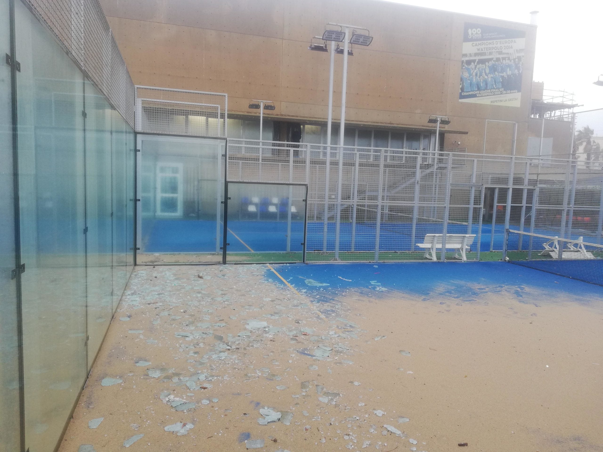 Una de les parets d'una pista de p&agrave;del del CNAB va cedir al vent / A. L.