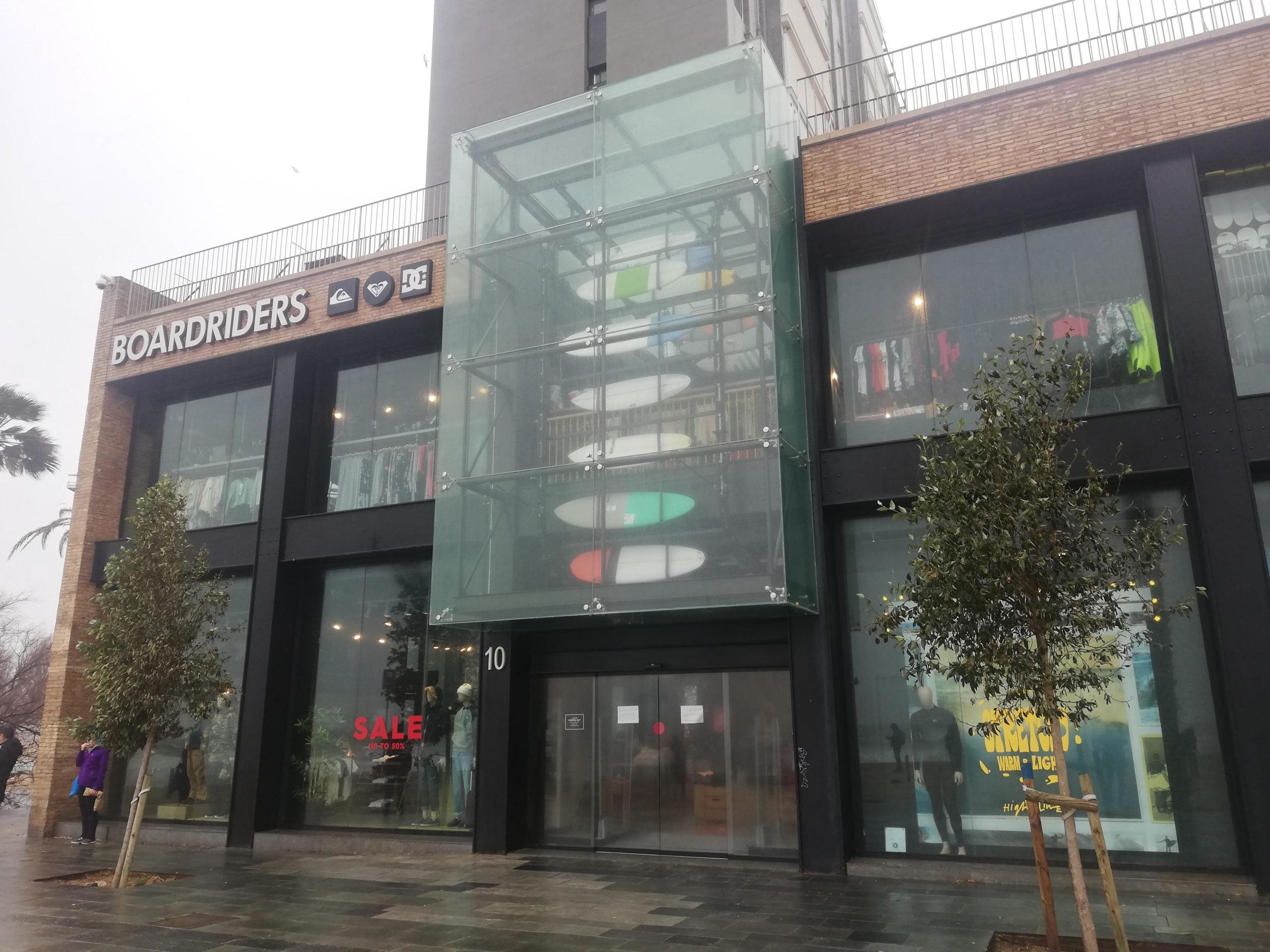 La botiga Boardriders, que ha estat oberta durant tot el temporal Gl&ograve;ria / A. L.