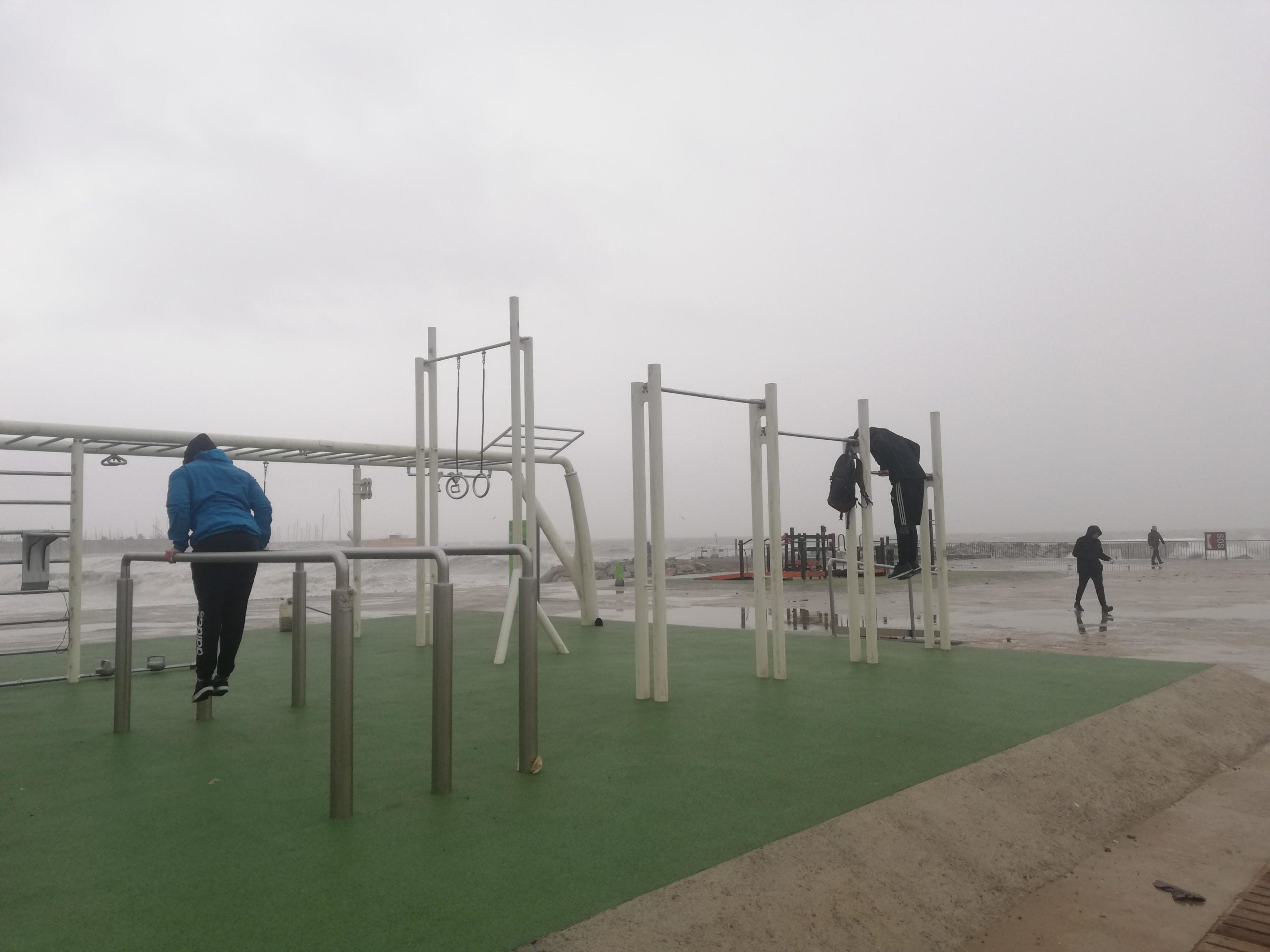 En Yanick (esquerra) i en Constantine fan exercici a la Barceloneta / A. L.