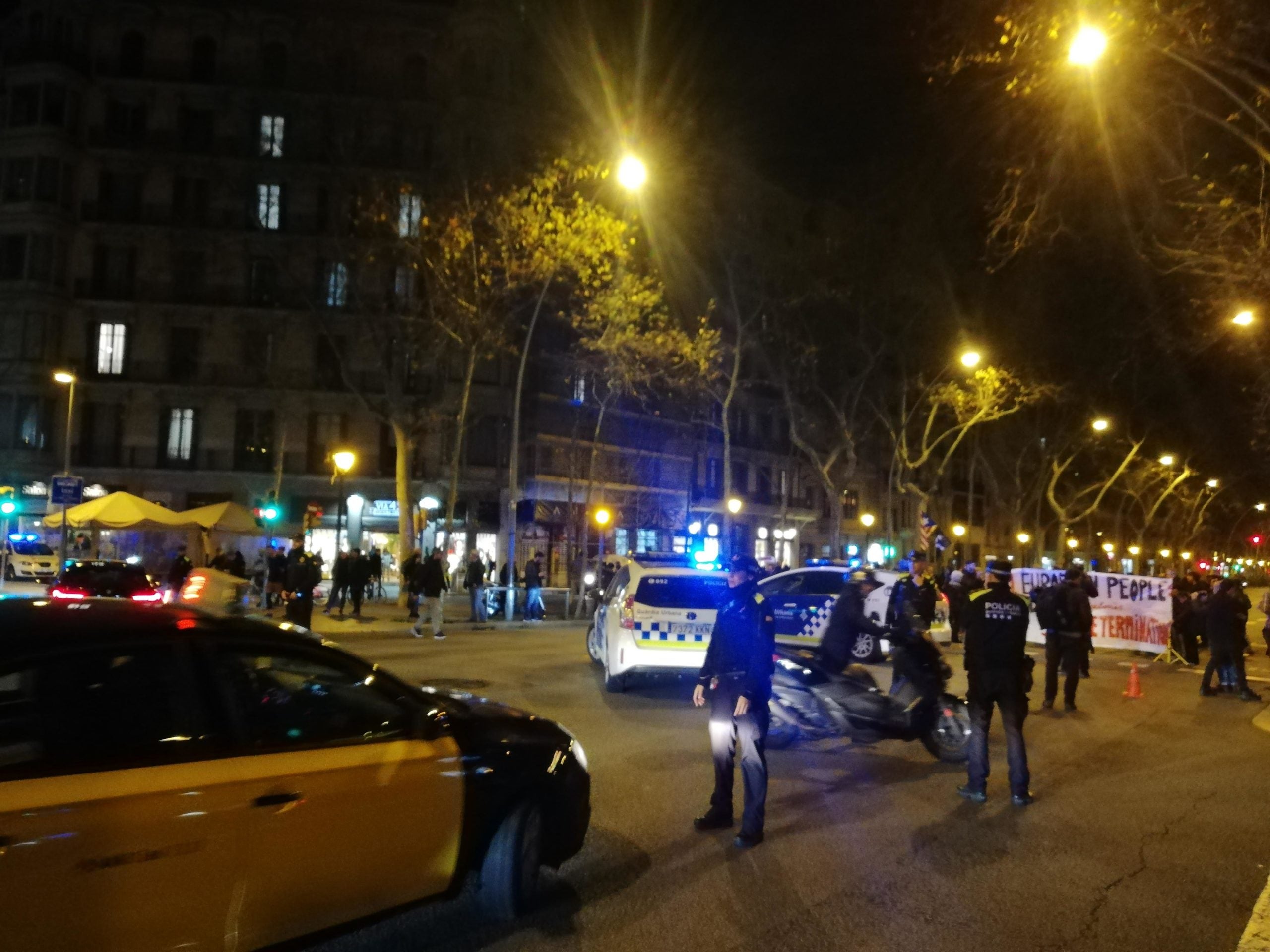 Tall setmanal de Gran Via amb Entença, reforçat per 'Urquinaona ho tornarem a fer' / A.L.