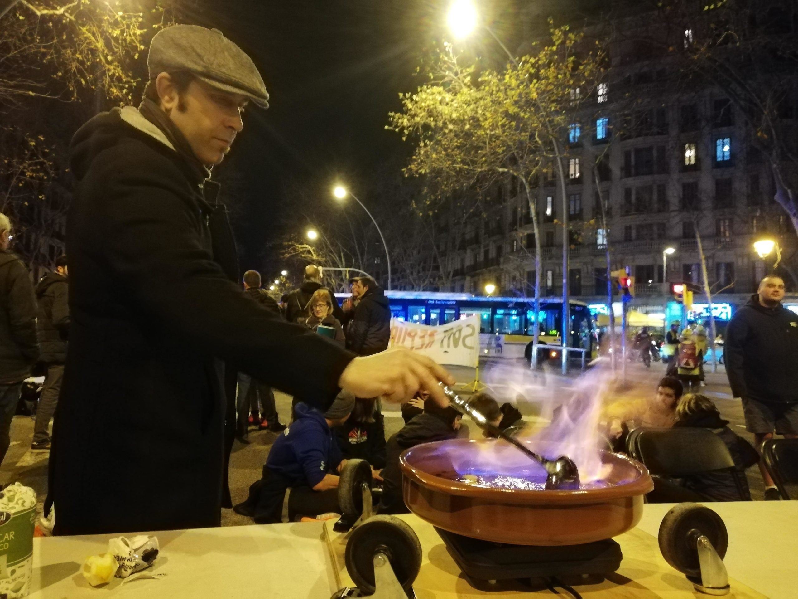 Rom cremat al tall de Gran Via amb Entença / A.L.