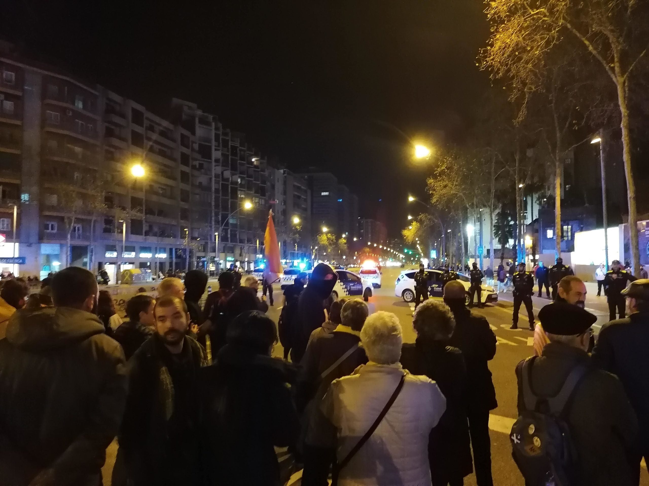 Els manifestants s'han encarat amb el desplegament de la Guàrdia Urbana al tall de Meridiana / MMP Els manifestants s'han encarat amb el desplegament de la Guàrdia Urbana al tall de Meridiana / MMP