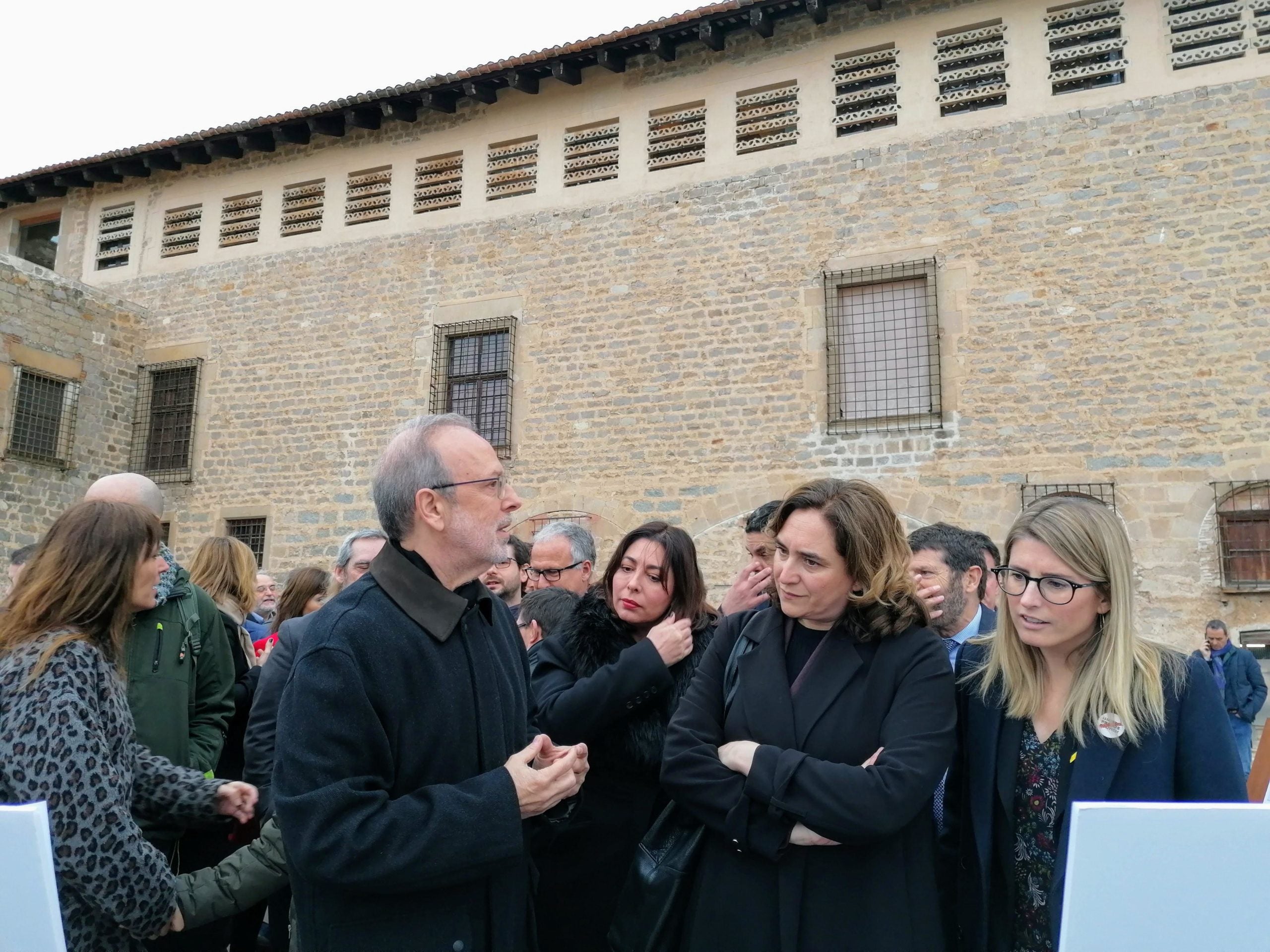 L'exarquitecte del monestir de Pedralbes, Josep Maria Julià, explicant l'hort medieval a Ada Colau i Elsa Artadi / MMP