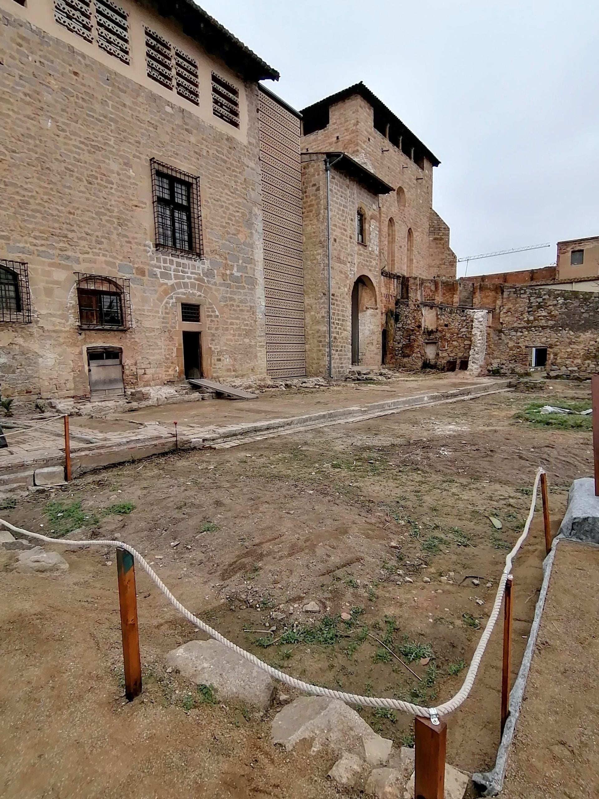 Façana del monestir de Pedralbes que dóna a l'Hort Petit medieval / MMP