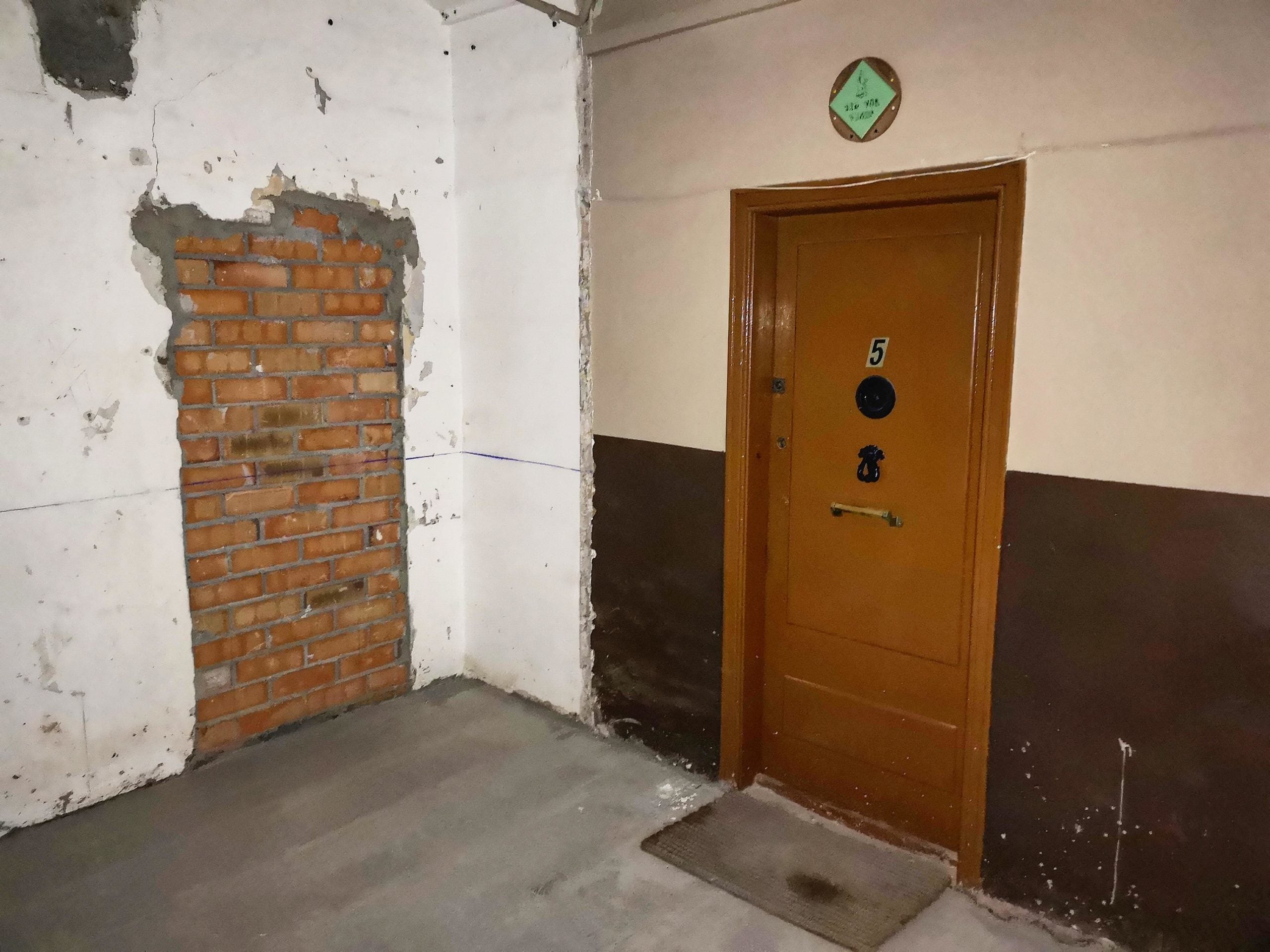 La porta del Juan és una de les poques que no estan tapiades en tot el bloc / D.C. La porta del Juan és una de les poques que no estan tapiades en tot el bloc / D.C.