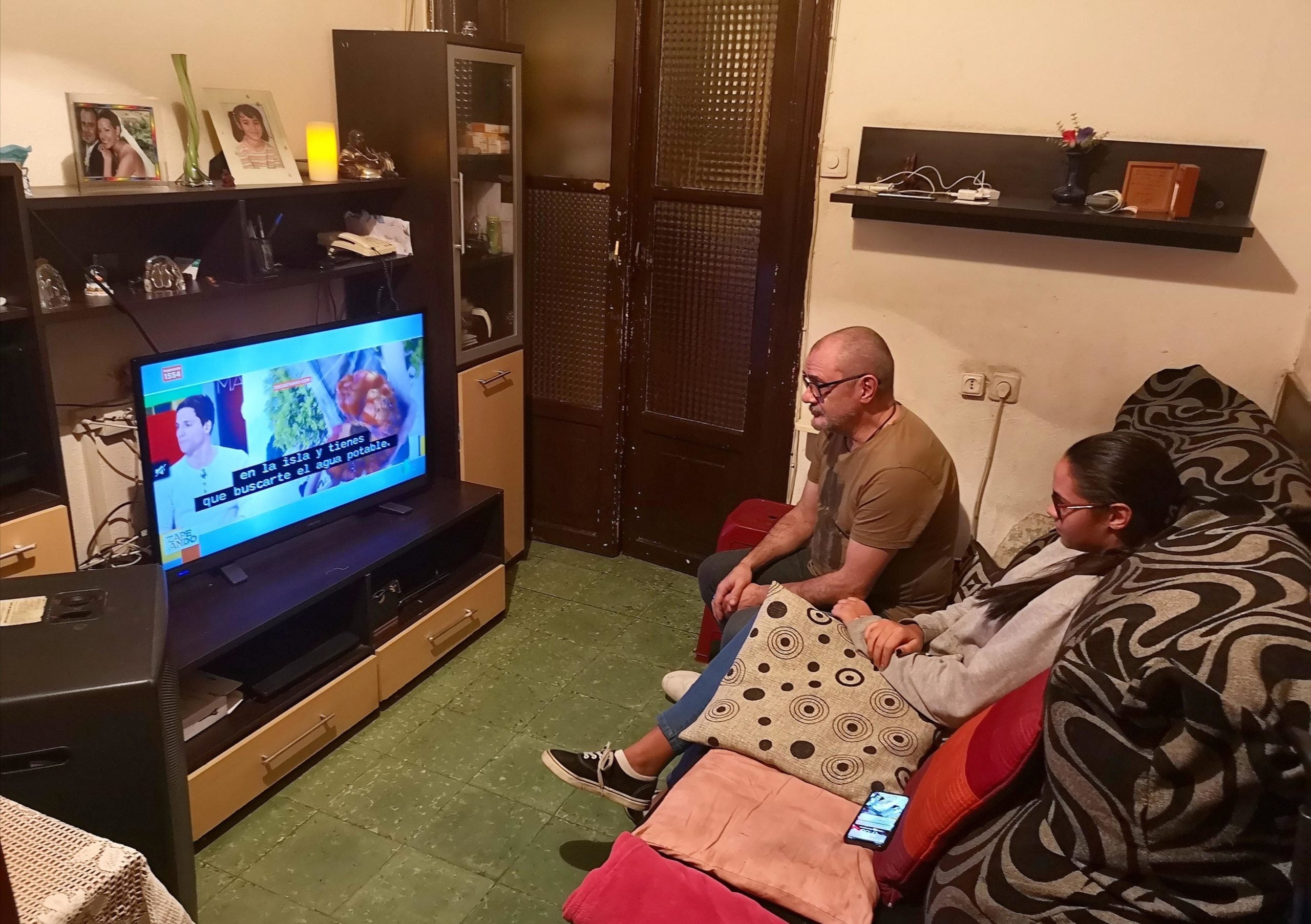 El Juan i la seva neboda miren la tele en el seu pis, un dels principals del carrer Còdols, número 13 / D.C. El Juan i la seva neboda miren la tele en el seu pis, un dels principals del carrer Còdols, número 13 / D.C.