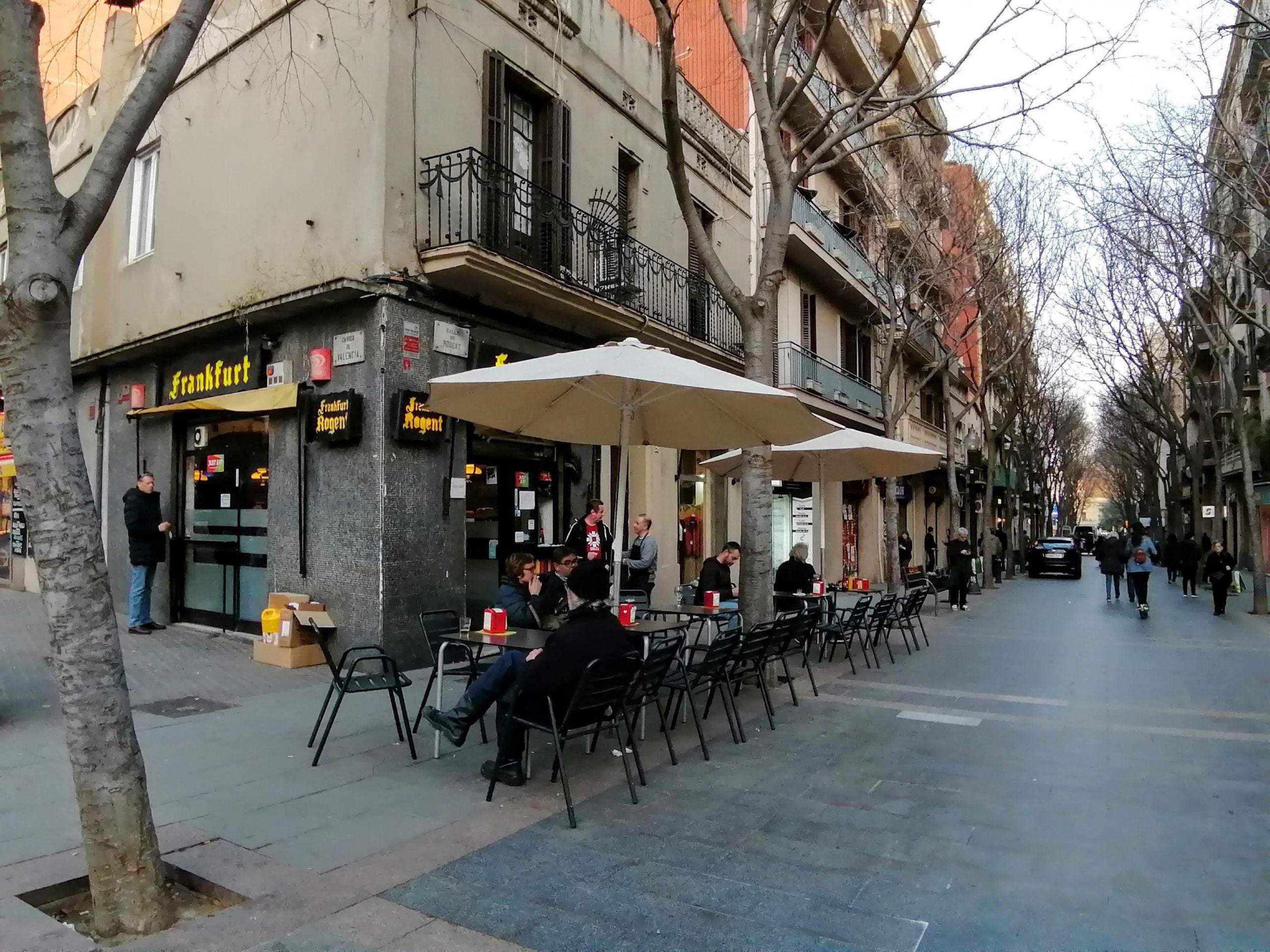 Terrassa a mig gas al carrer Rogent de Barcelona / MMP