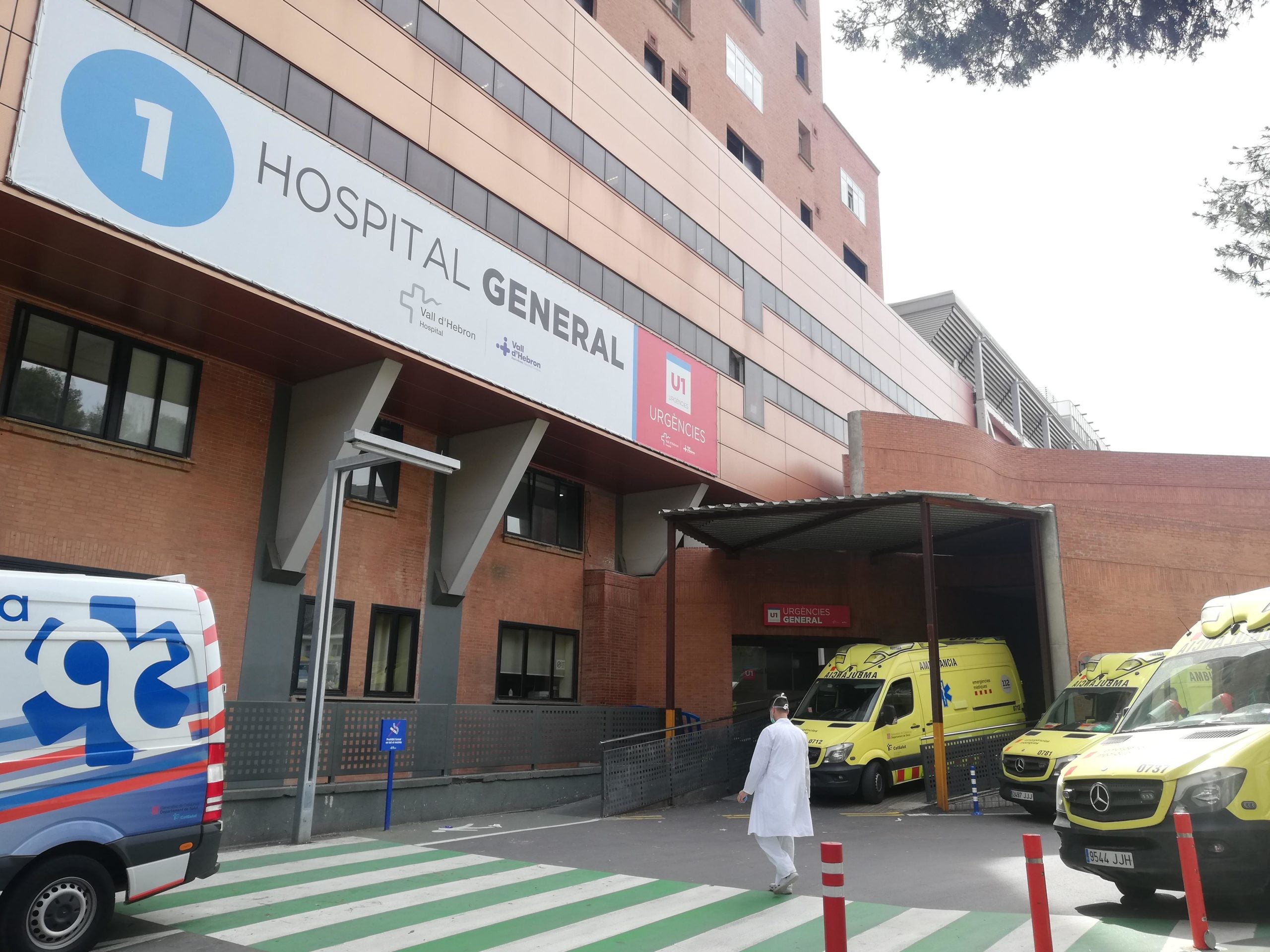 Un sanitari entra a urgències de l'hospital Vall d'Hebron / Adrià Lizanda