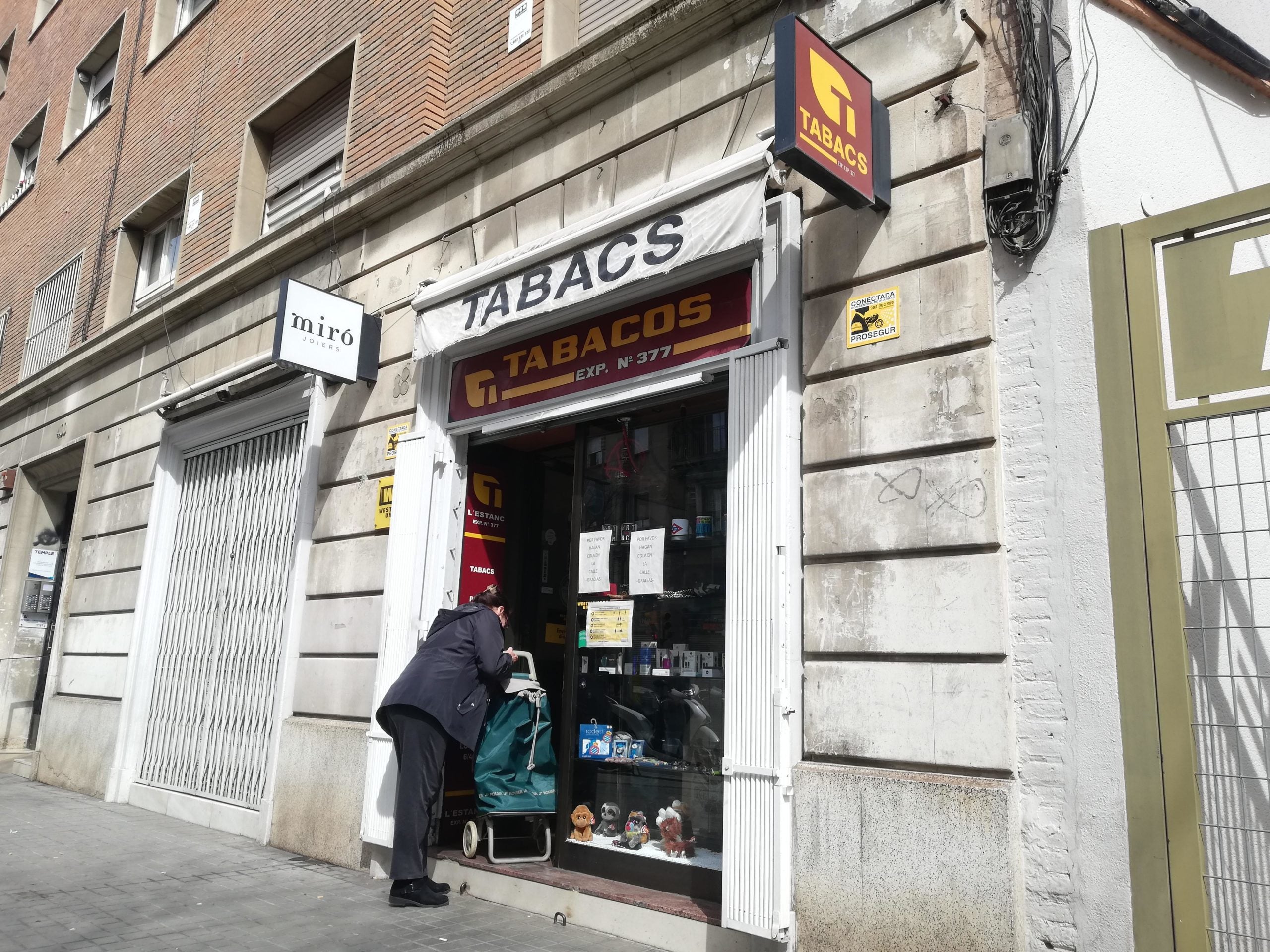 Una clienta a l'estanc del n&uacute;mero 398 del passeig Maragall / Adri&agrave; Lizanda