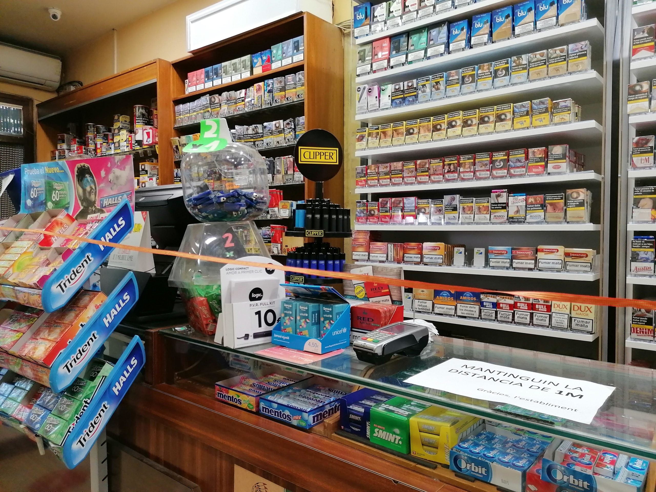 Cordill de separaci&oacute; del taulell i cartell a l'interior de l'estanc del carrer Dos de Maig 239 / MMP