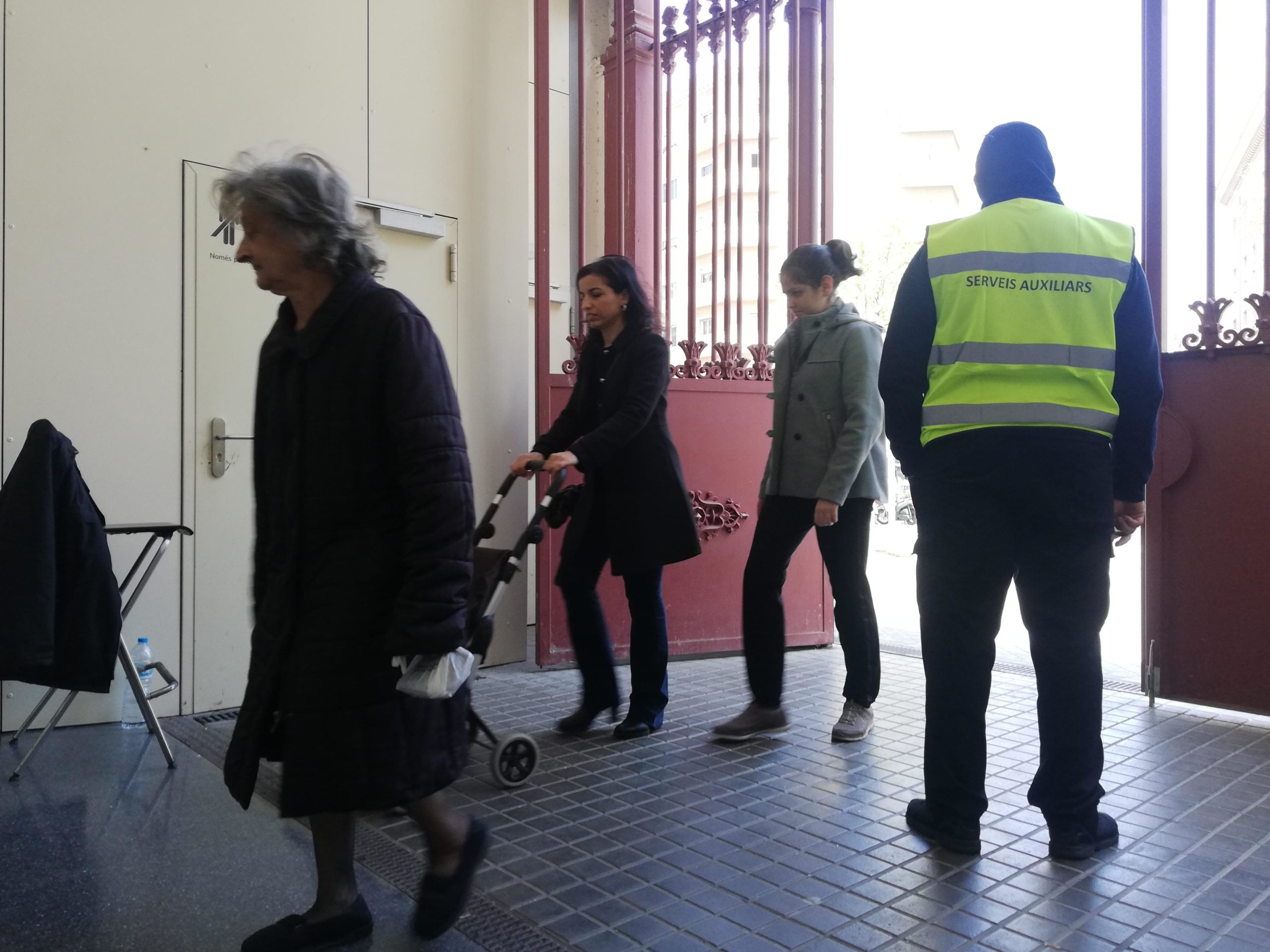 L'Isaac controla l'accés del mercat de Sant Antoni per evitar aglomeracions / Adrià Lizanda