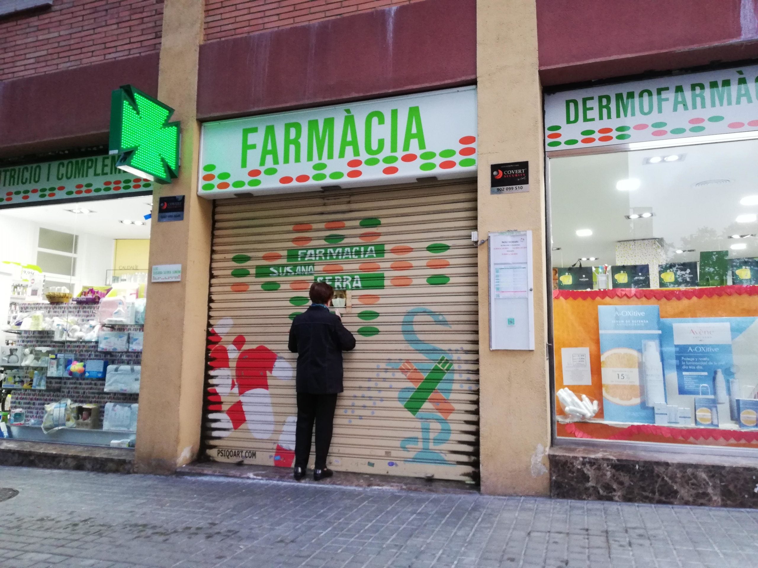 Susana Serra atén una clienta a la seva farmàcia / Adrià Lizanda