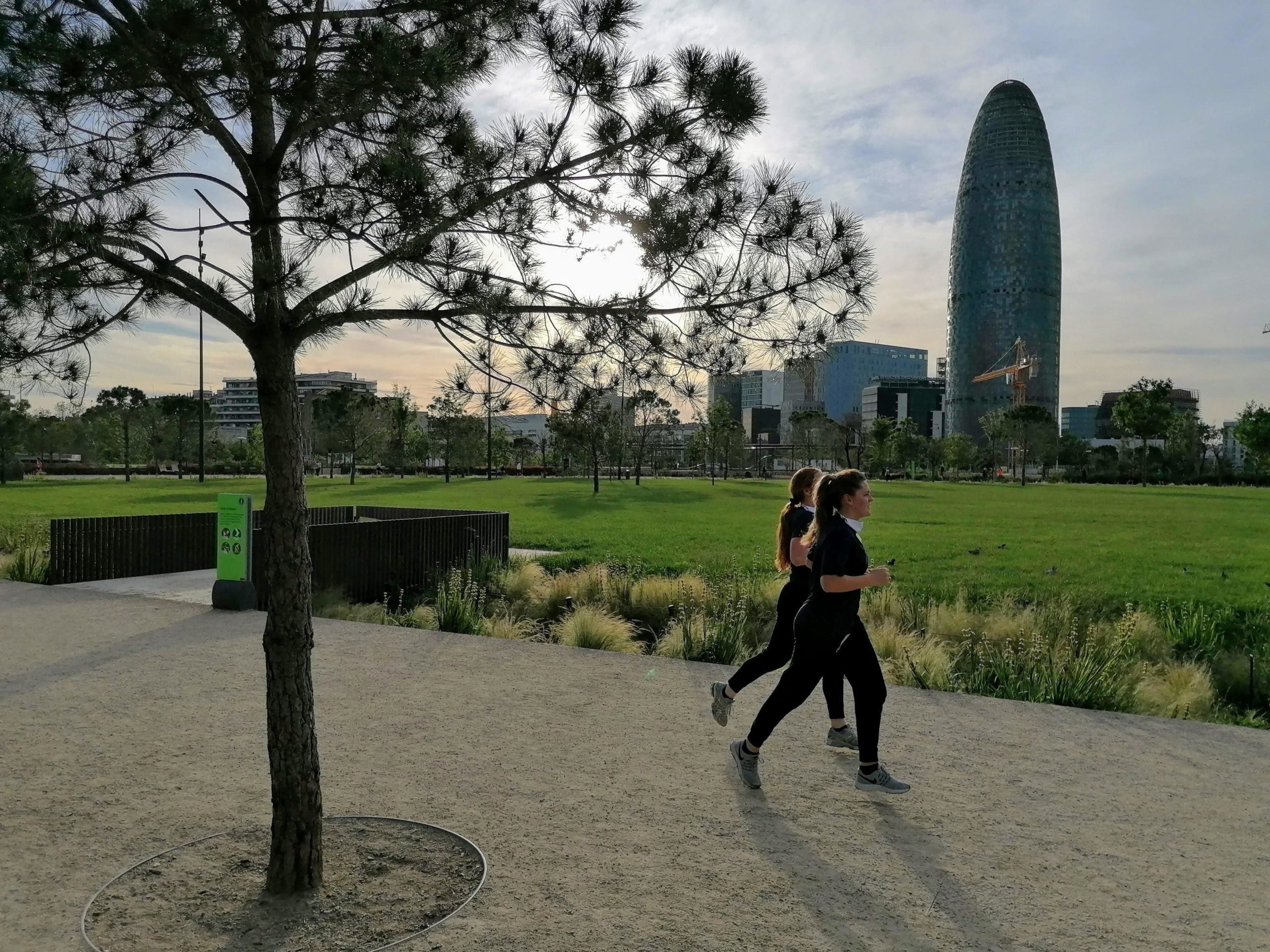 'Runners' al parc de les Glòries abans de les vuit del matí del primer dia d'esport autoritzat / MMP