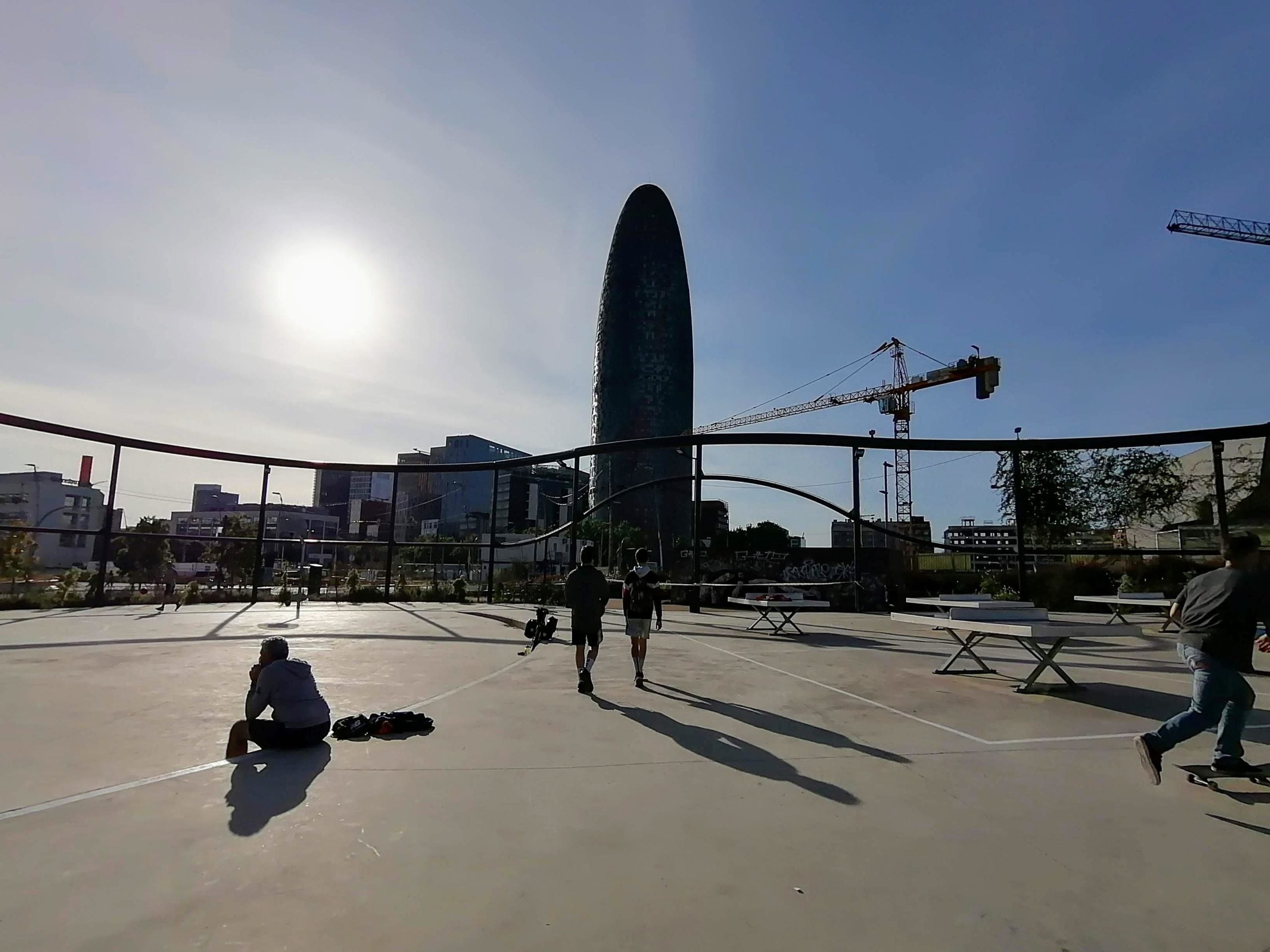 Passejants i esportistes a les Glòries, en el segon matí de sortida lliure a Barcelona / MMP