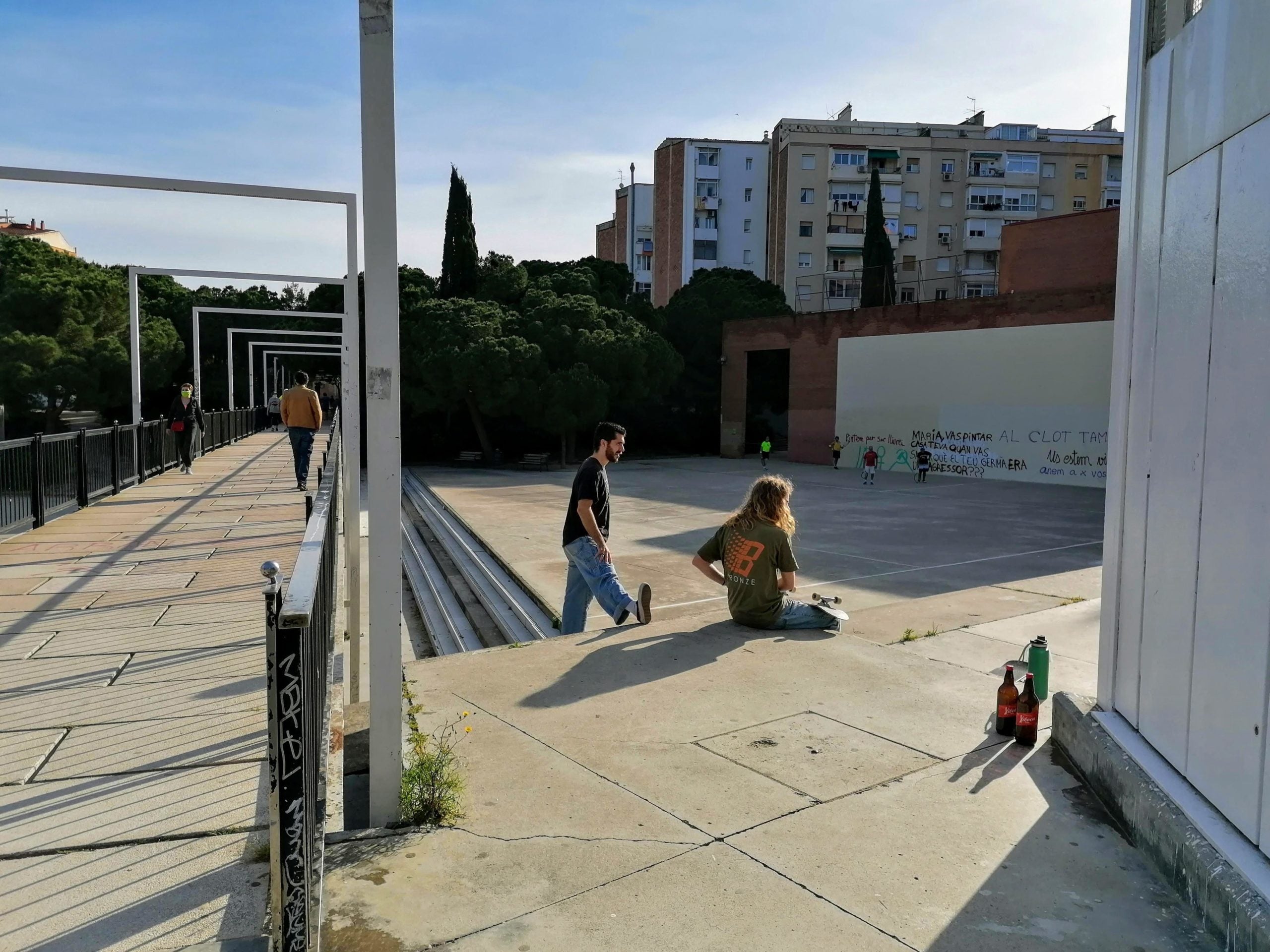 Joves patinant al parc del Clot, en el segon matí de sortida lliure a Barcelona / MMP