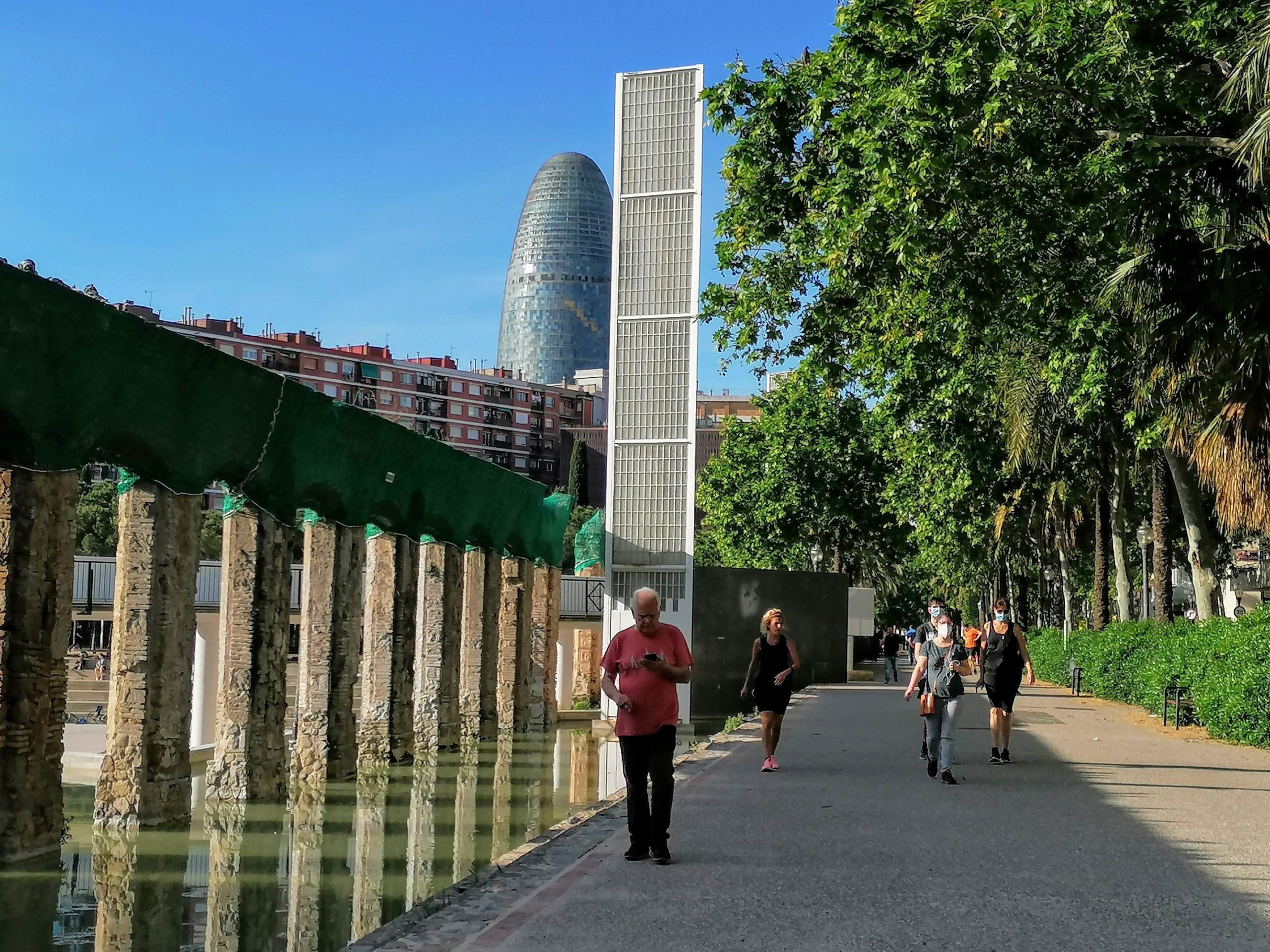Passejants i esportistes al parc del Clot, en el segon matí de sortida lliure a Barcelona / MMP Passejants i esportistes al parc del Clot, en el segon matí de sortida lliure a Barcelona / MMP