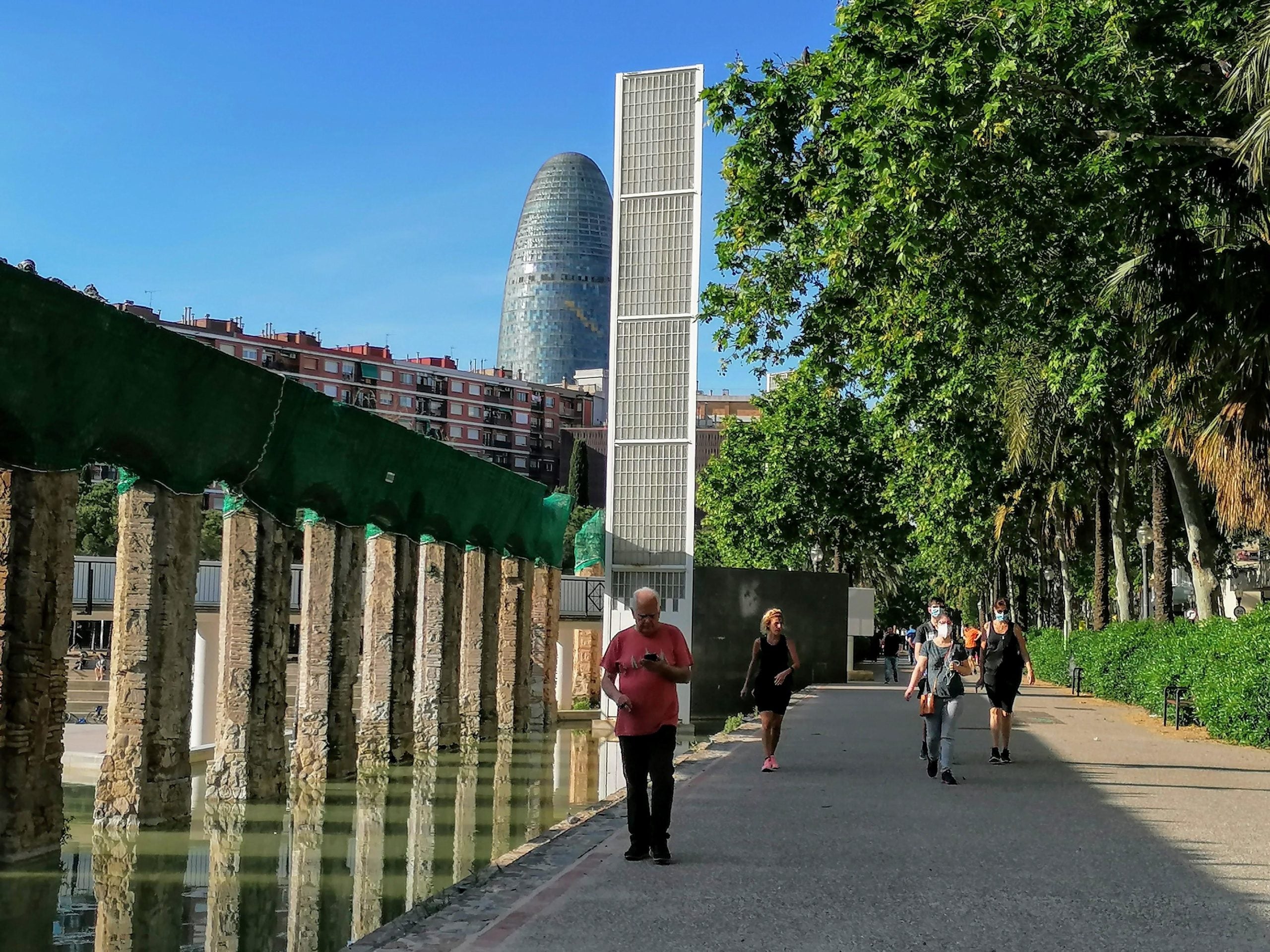 Passejants i esportistes al parc del Clot, en el segon matí de sortida lliure a Barcelona / MMP