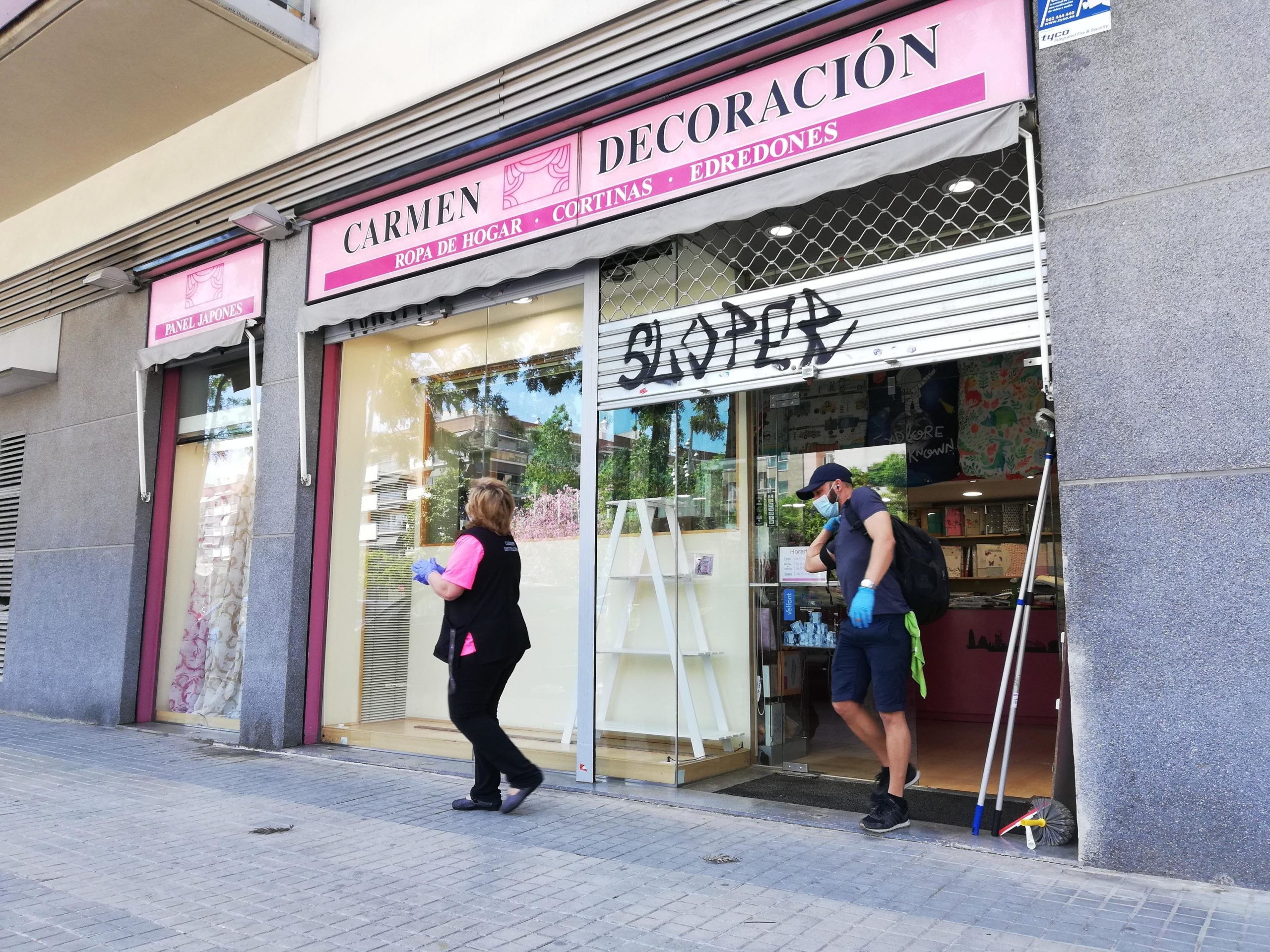 La responsable d'una botiga es prepara per a la reobertura quan entri en vigor la fase 1 / Adrià Lizanda
