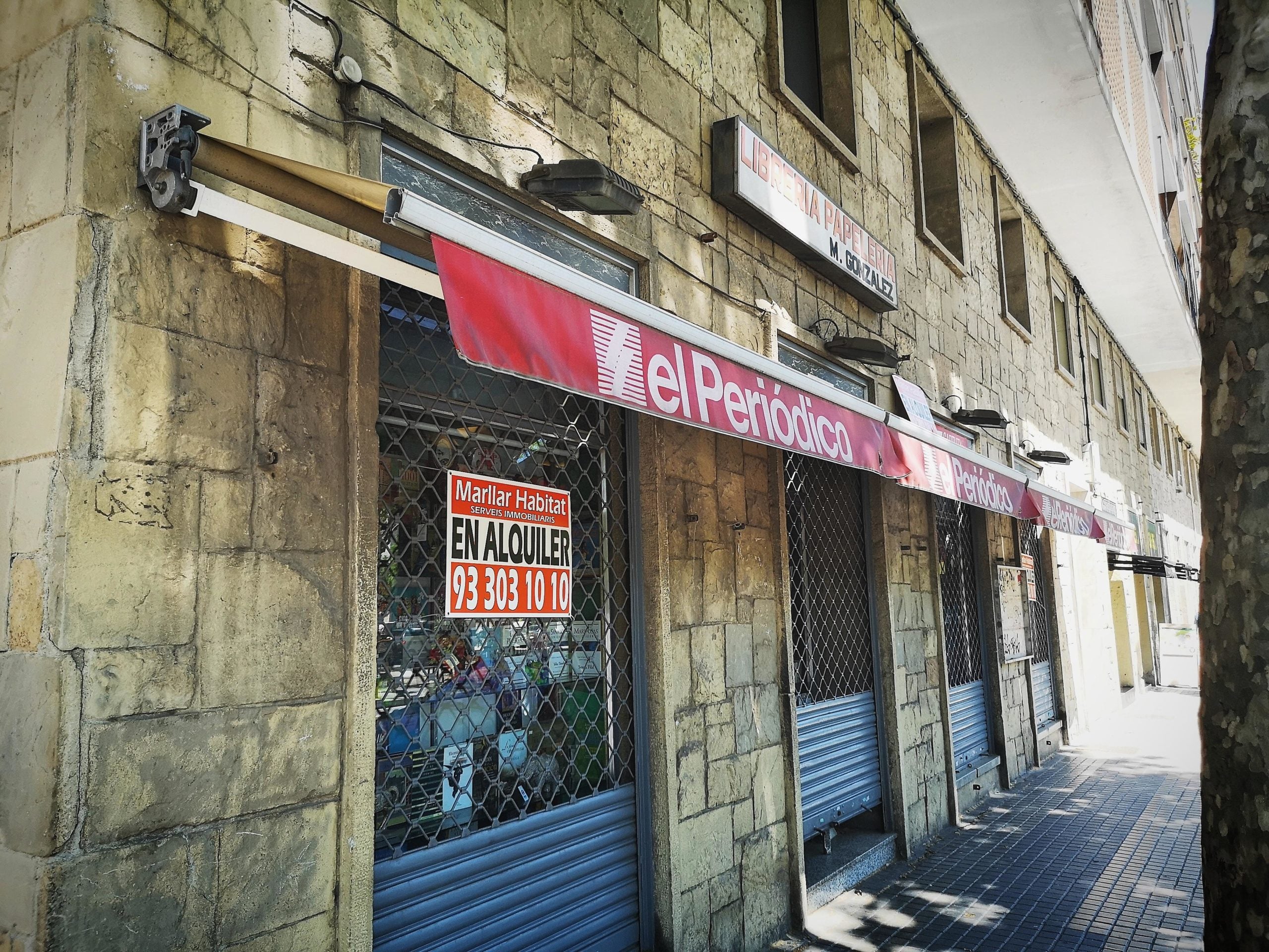 La papereria del Jose, a Sant Martí de Provençals, amb el cartell anunciant-ne el lloguer / D.C.