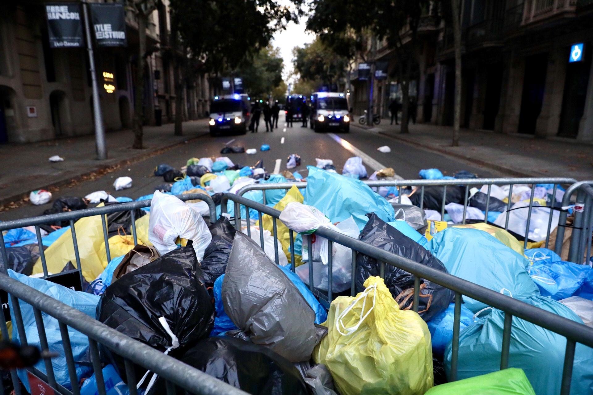 Brossa sobre i rere la tanca de la Delegació del govern espanyol / Jordi Borràs