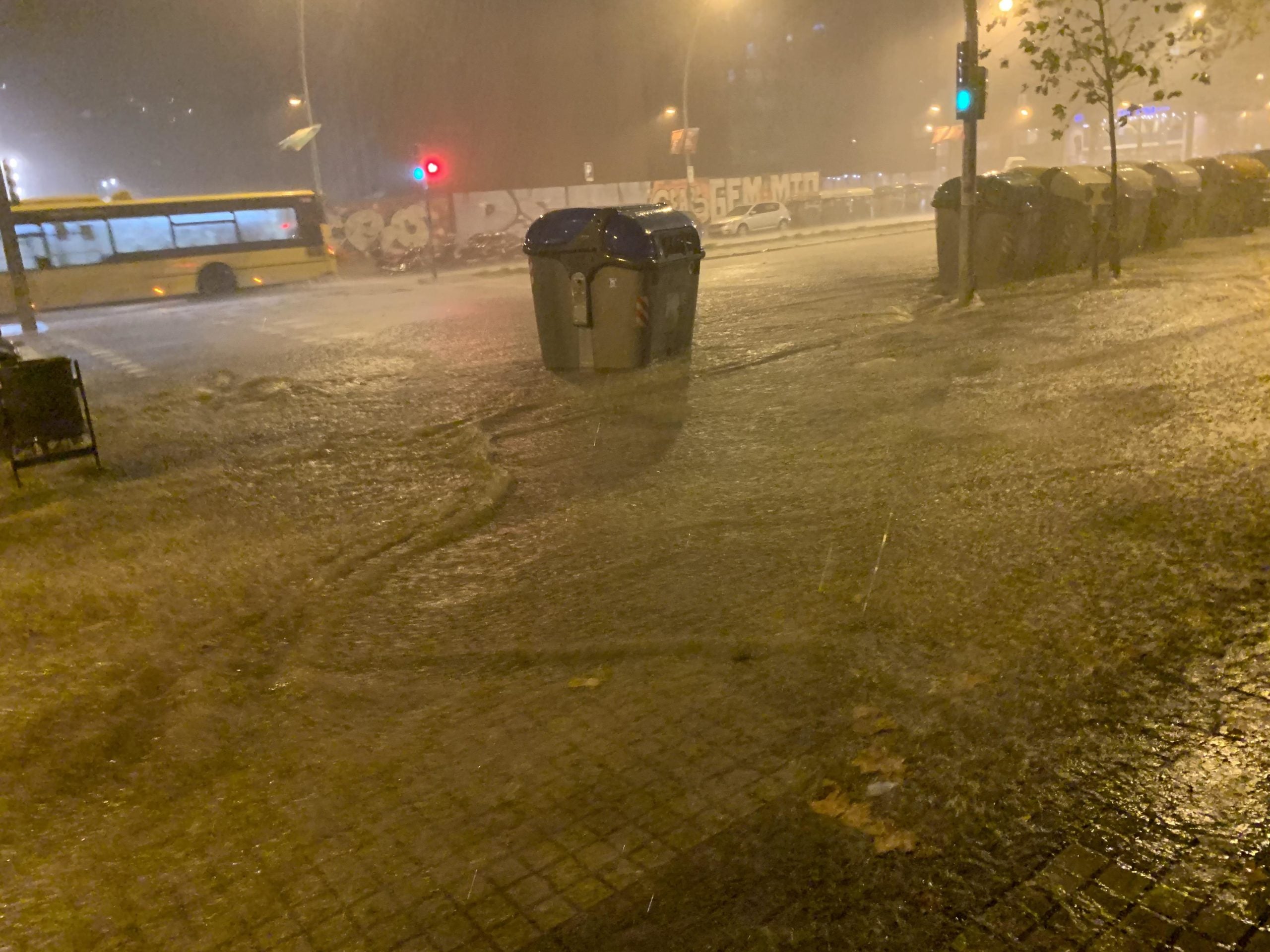 Un contenidor en el moment en què era arrossegat per l'aiguat al Paral·lel / S.B. Un contenidor en el moment en què era arrossegat per l'aiguat al Paral·lel / S.B.