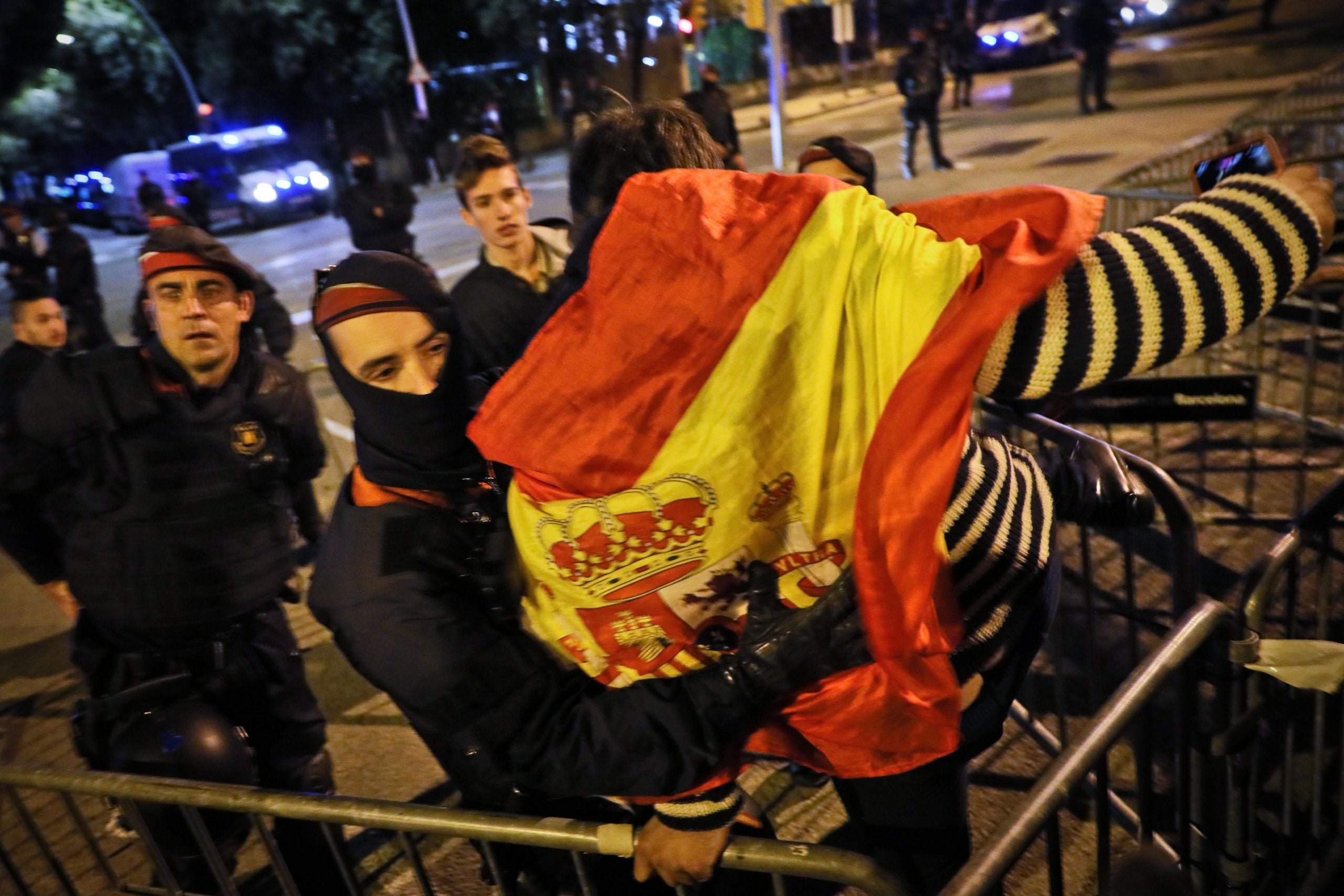 Mossos ajudant unionistes a passar a través de la manifestació contra Felip VI, tot i que en cap moment han estat agredits ni atacats de cap manera / Jordi Borràs