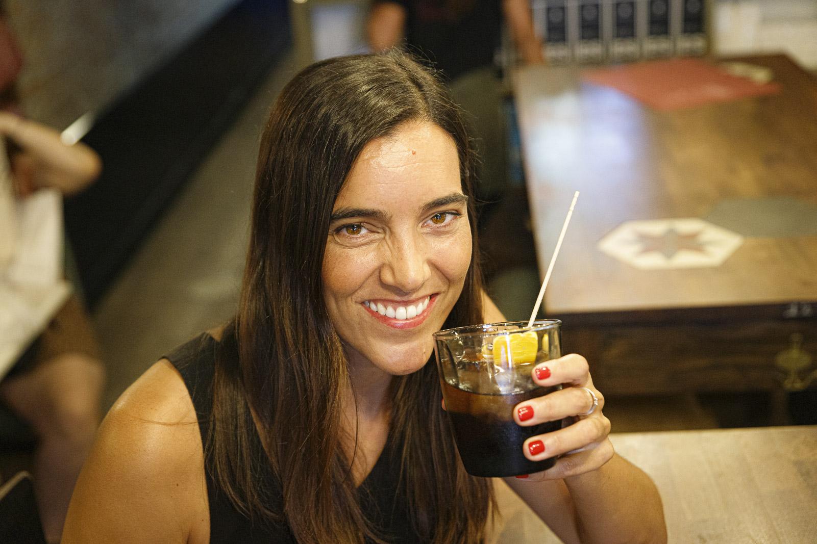 Eva Arderius es pren un vermut Miró durant l'entrevista / Jordi Borras Eva Arderius es pren un vermut Miró durant l'entrevista / Jordi Borras