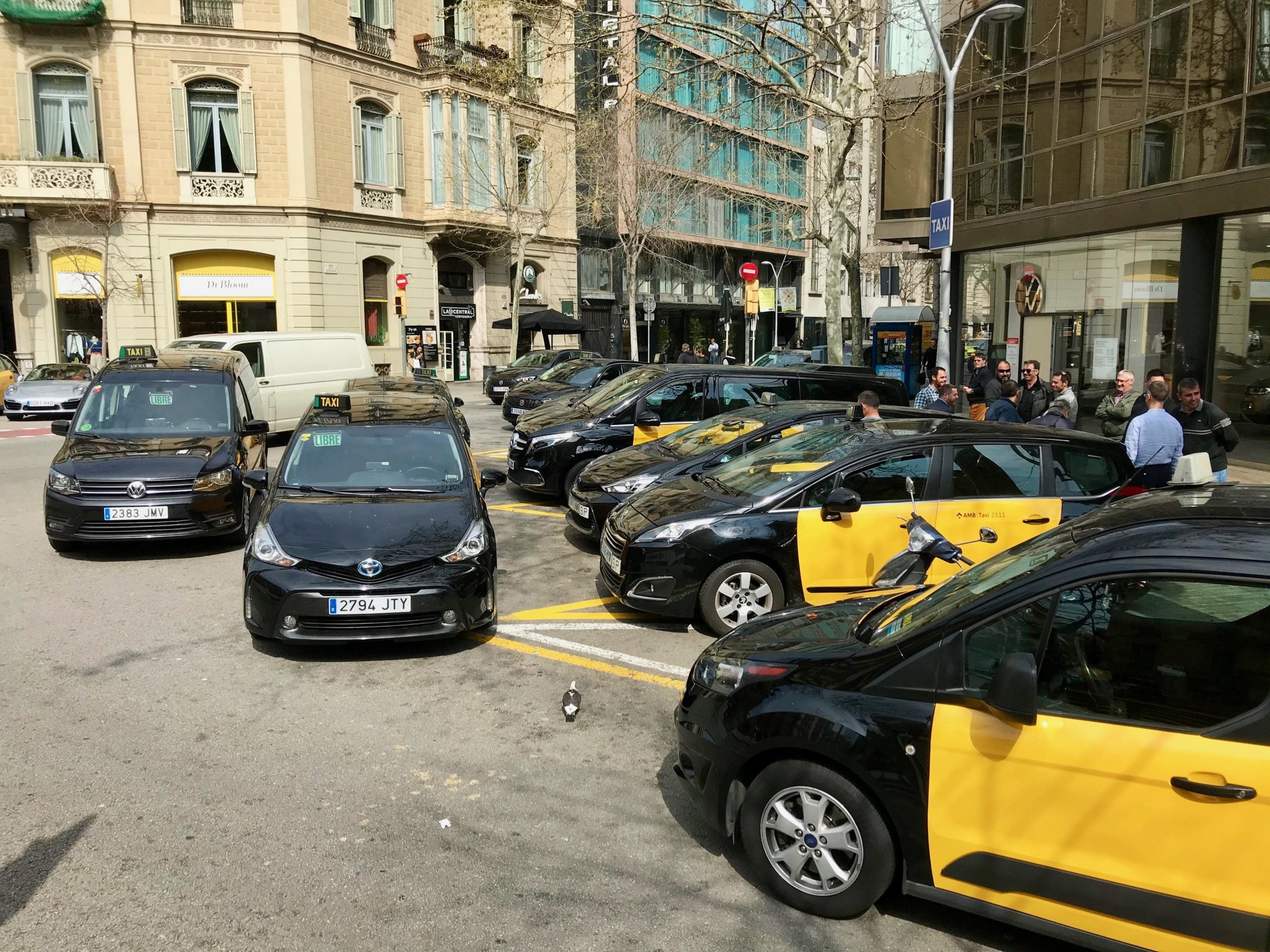 La parada de taxis de Rambla Catalunya amb Diputació, els primers dies del confinanent / A.G.