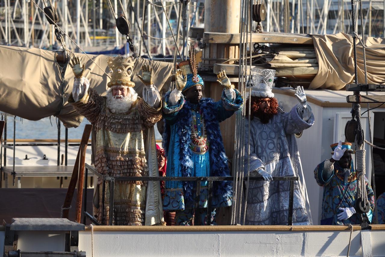 L'arribada dels Reis Mags a bord el paleivot Santa Eulàlia / Jordi Play L'arribada dels Reis Mags a bord el paleivot Santa Eulàlia / Jordi Play