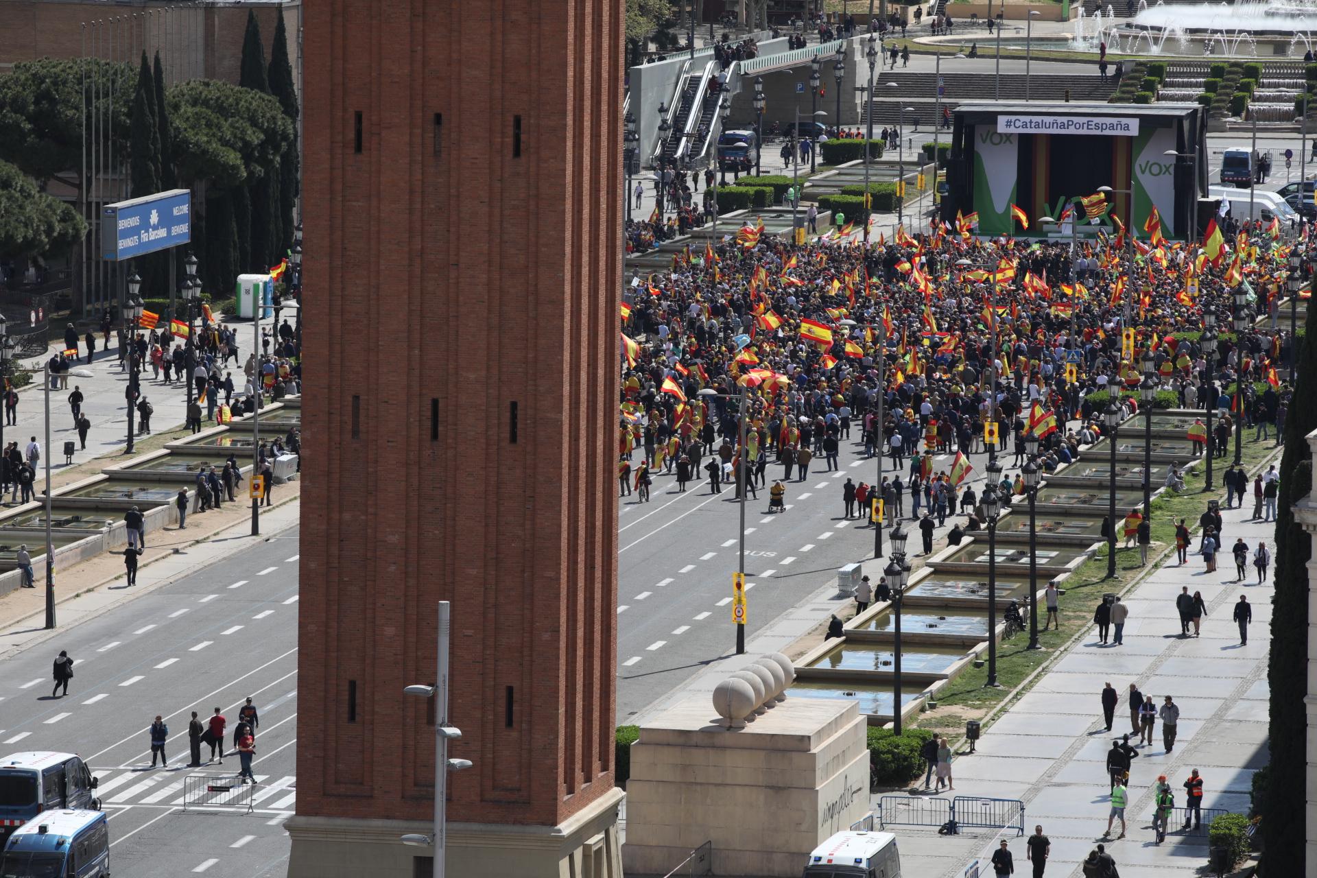 Vista del míting de Vox des de la plaça Espanya / Jordi Play