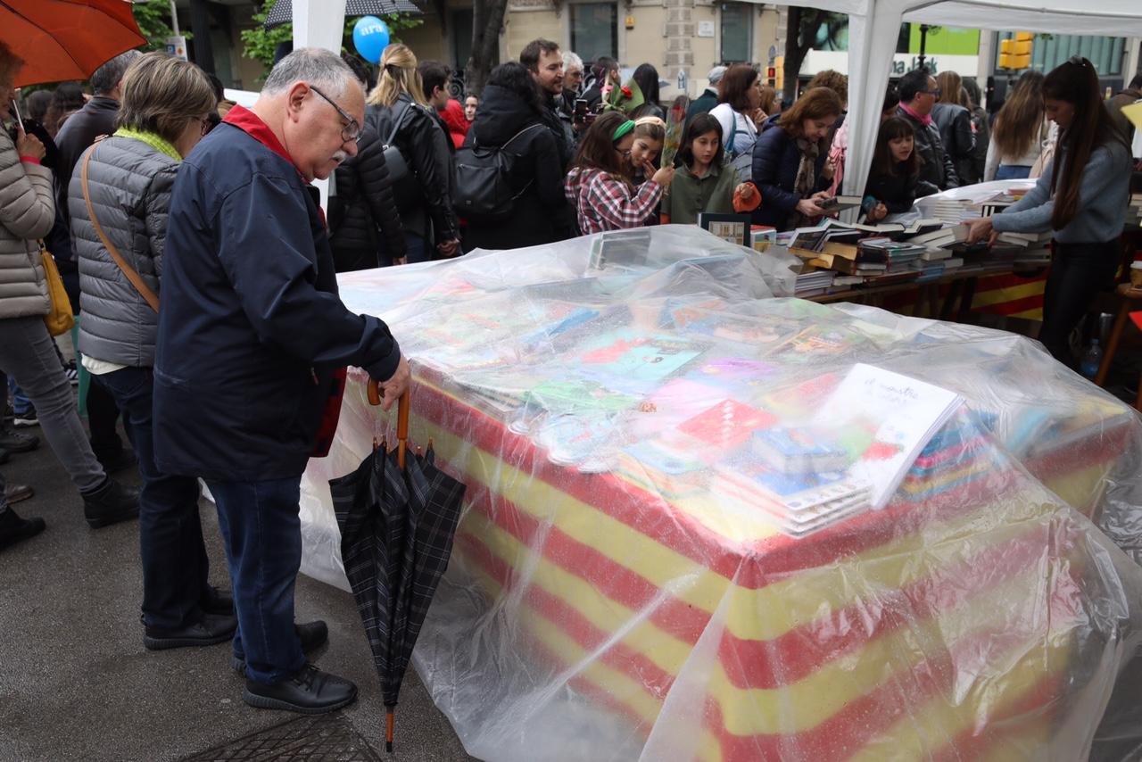 El pl&agrave;stic ha estat un dels elements m&eacute;s &uacute;tils al mat&iacute; per als llibreters. / Jordi Play