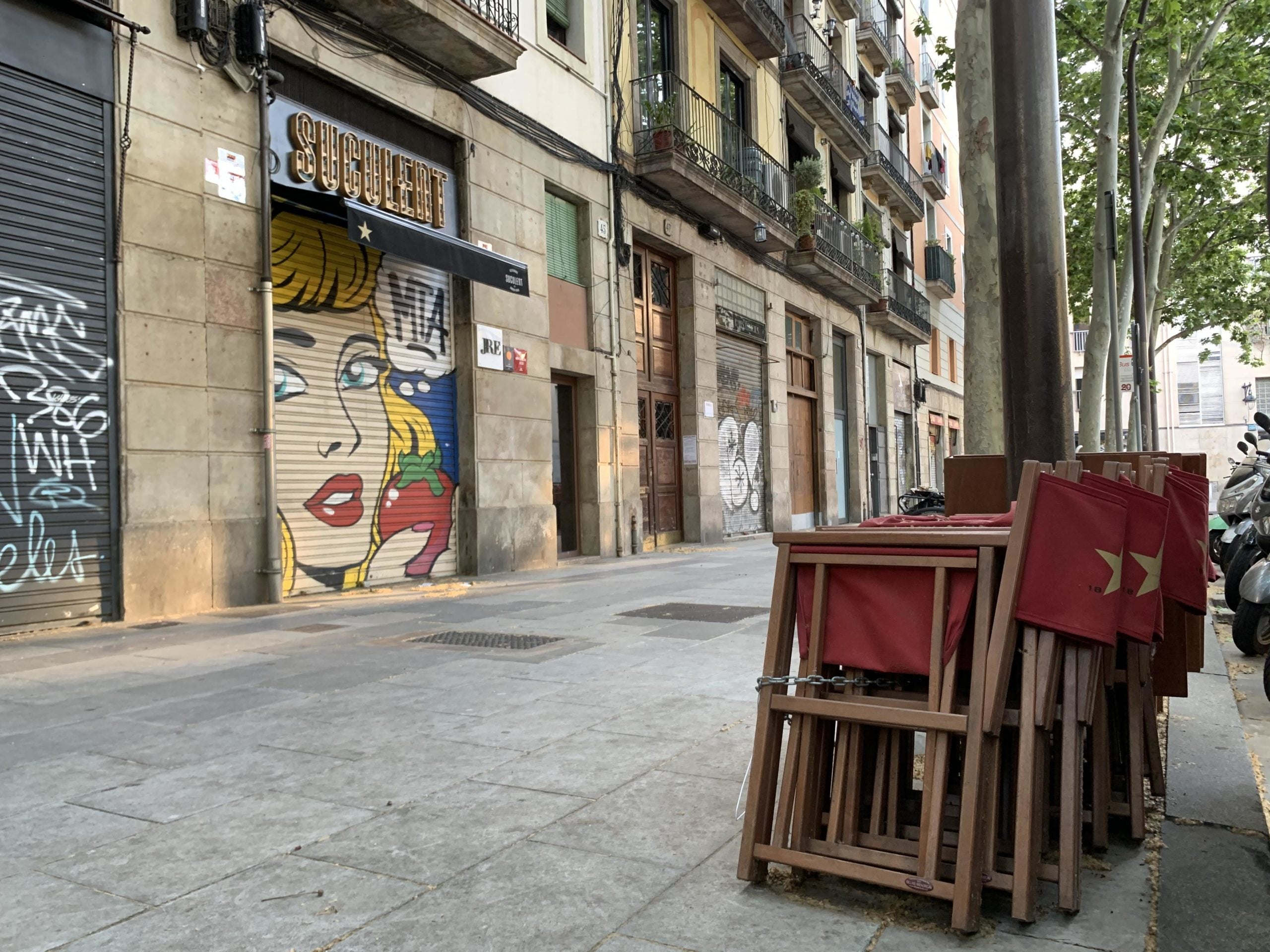 Les cadires d'una terrassa de la rambla del Raval, recollides des de fa setmanes pel confinament / S.B.