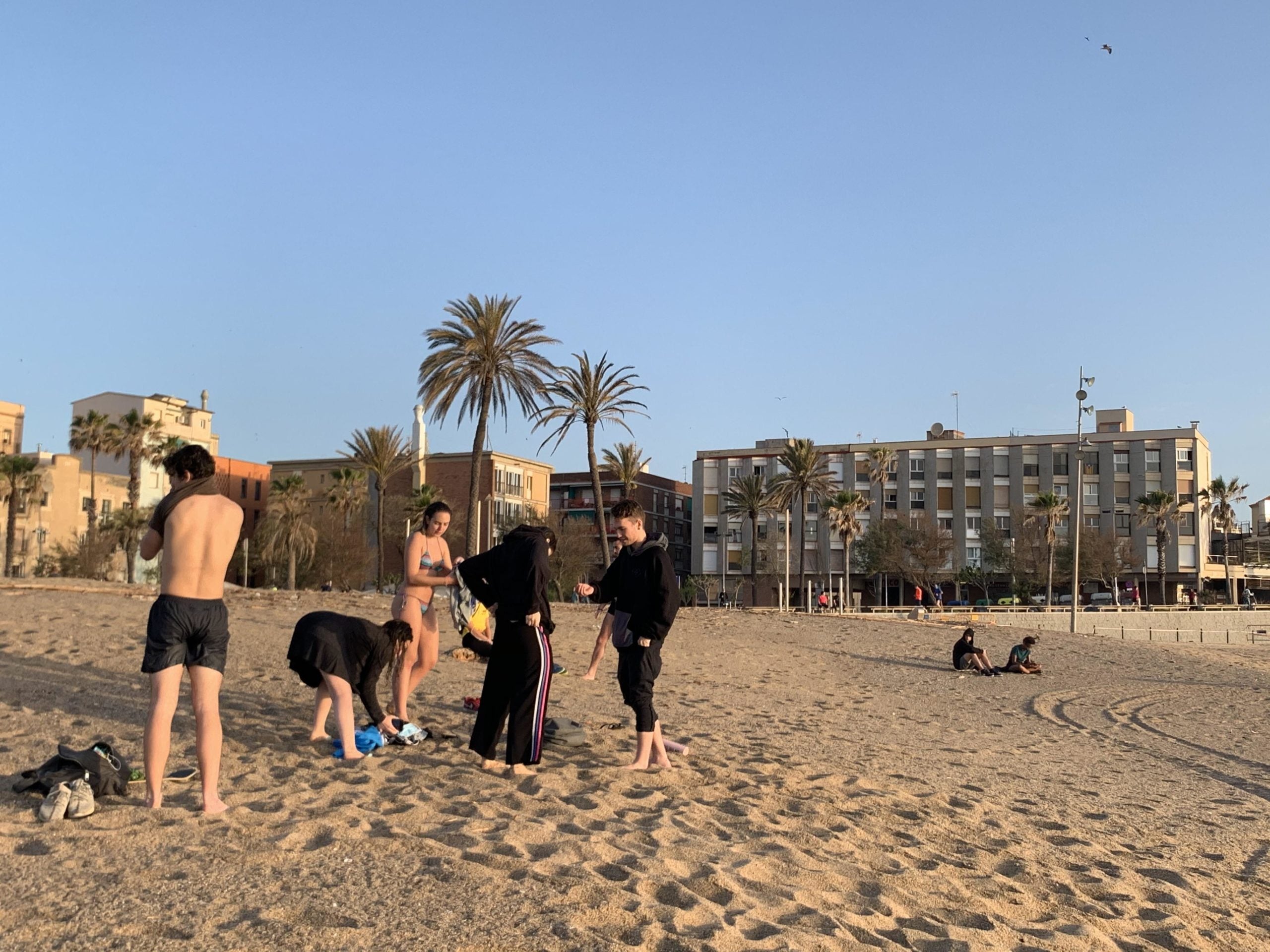 Un grup de joves a la Barceloneta aquest matí, el primer d'obertura de les platges per fer esport individualment. La Guàrdia Urbana ha desfet el grup poc després / S.B.