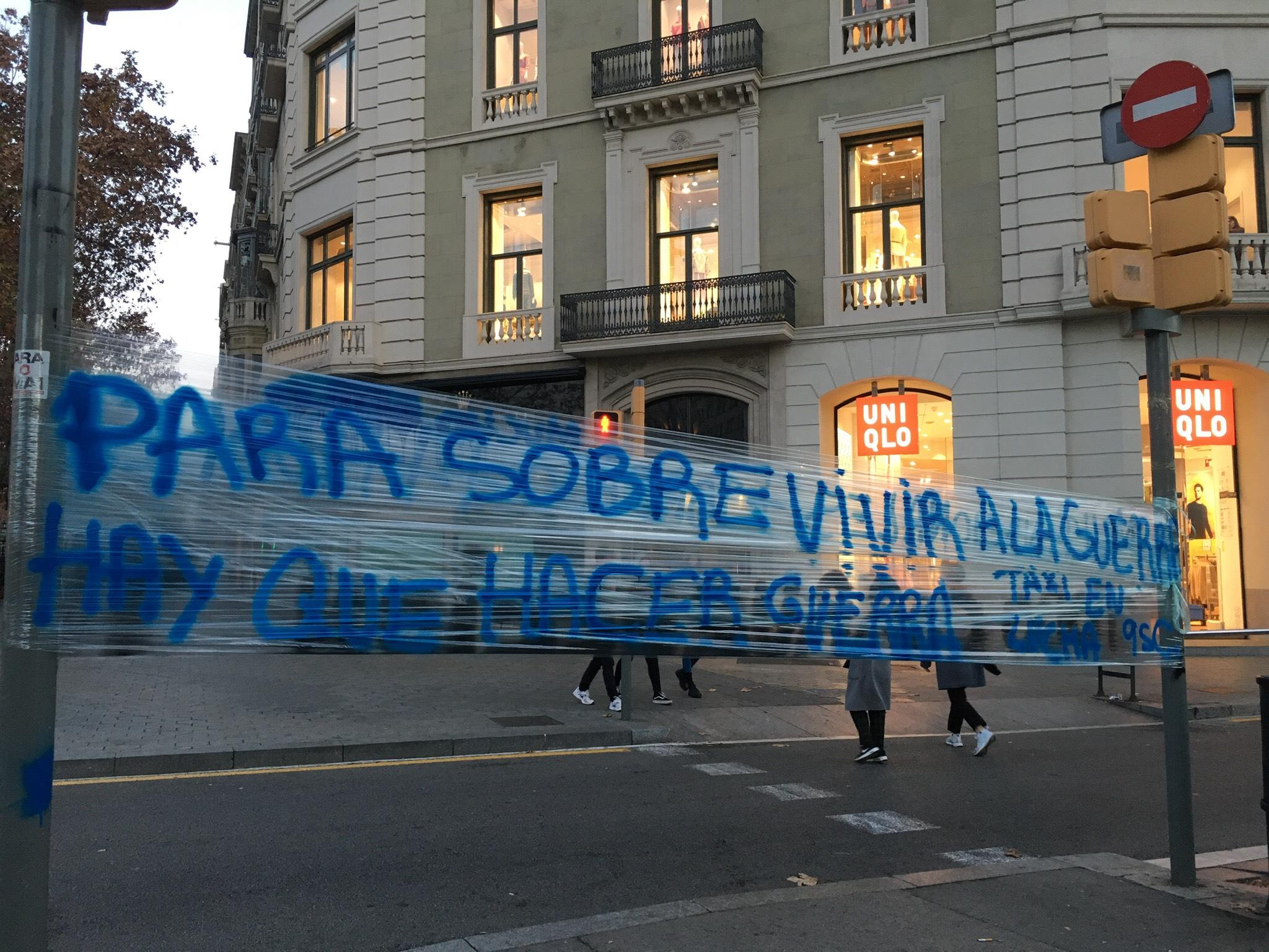 Pancarta penjada pels taxistes en vaga a la Gran Via de Barcelona / S.B.