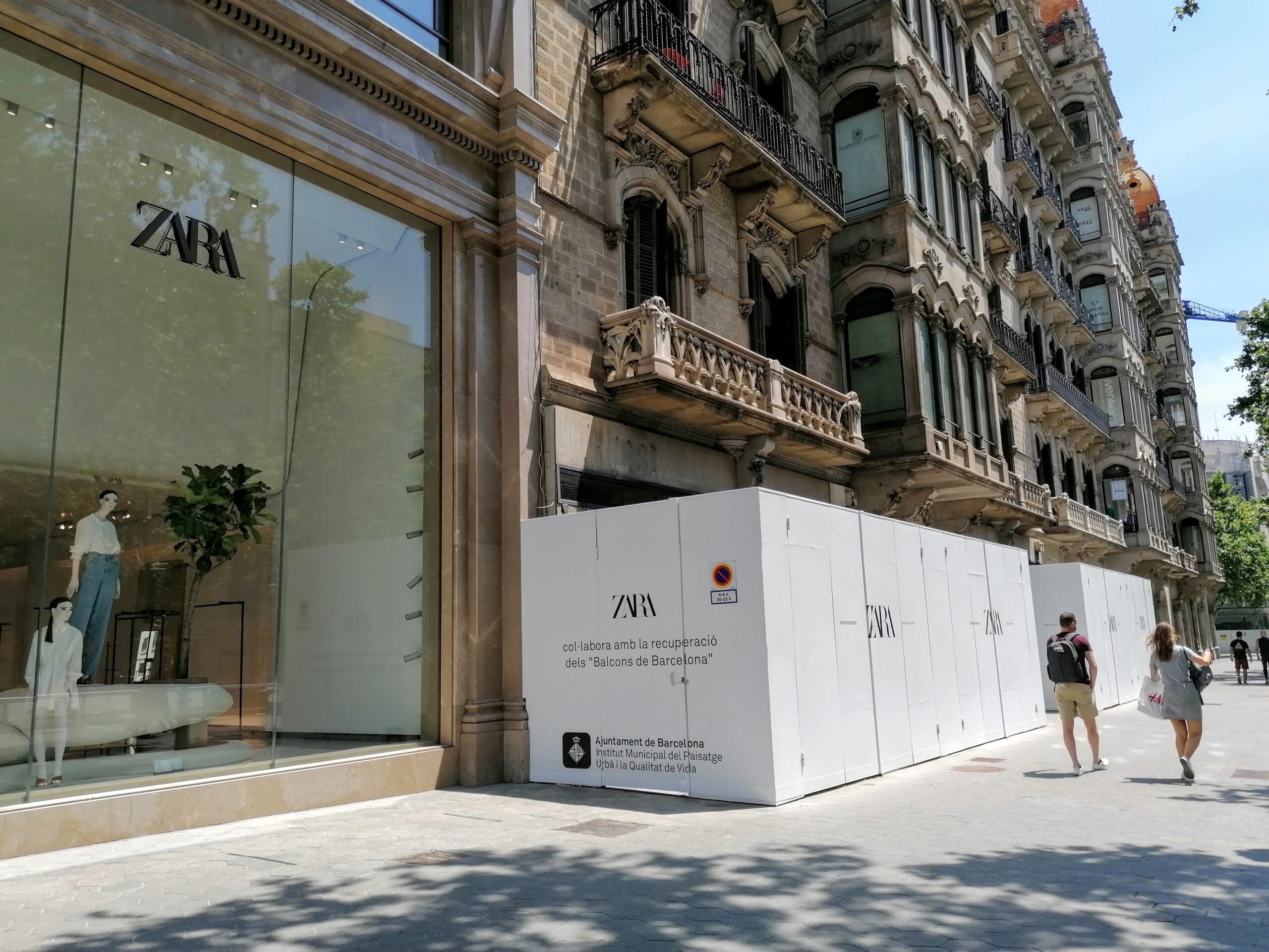 Tanca amb el logotip de Zara davant l'antiga botiga Furest del passeig de Gràcia / MMP