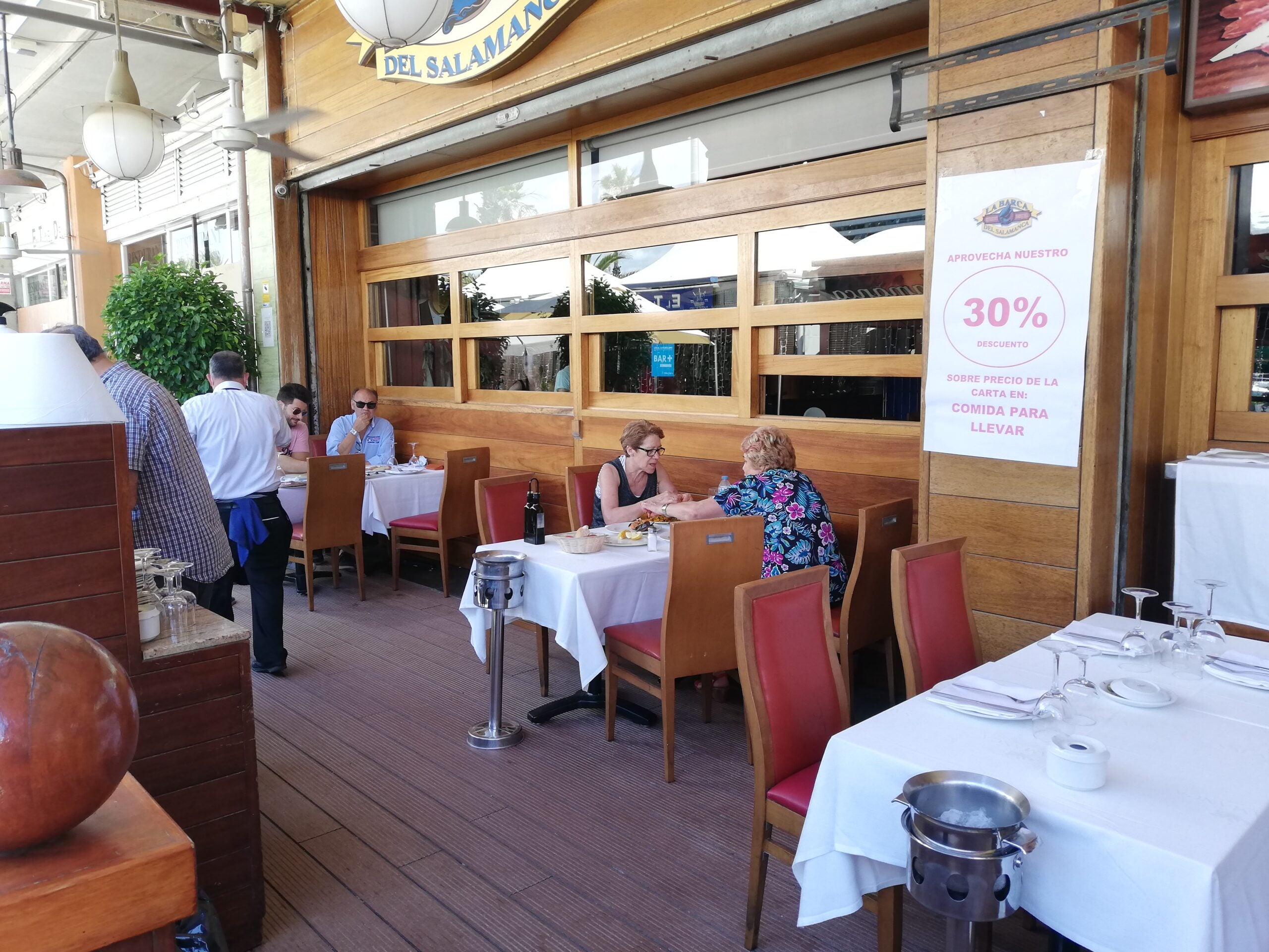 Els restaurants del Port Olímpic han començat a mig gas pel desconfinament / XFDC