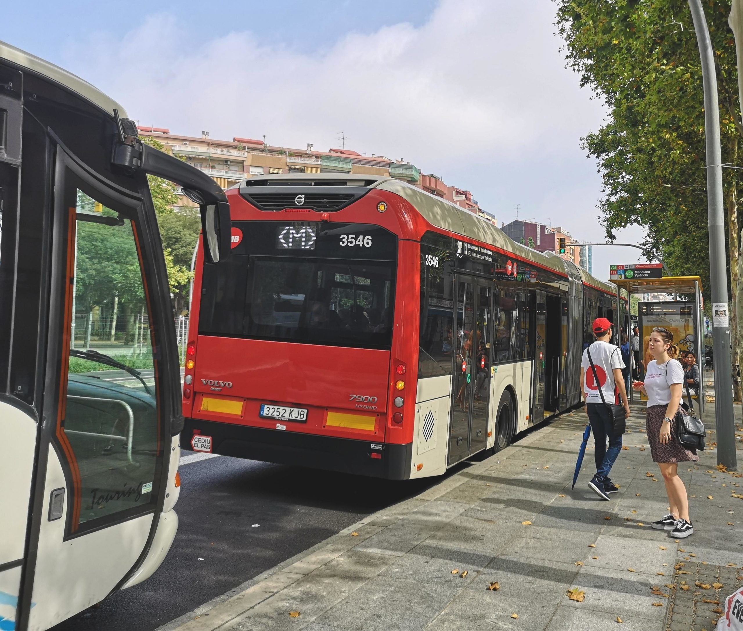 Un dels informadors sobre els transports alternatius a la L1 per les obres que obliguen a tallar el servei de Clot a Fondo durant els mesos de juliol i agost / D.C.