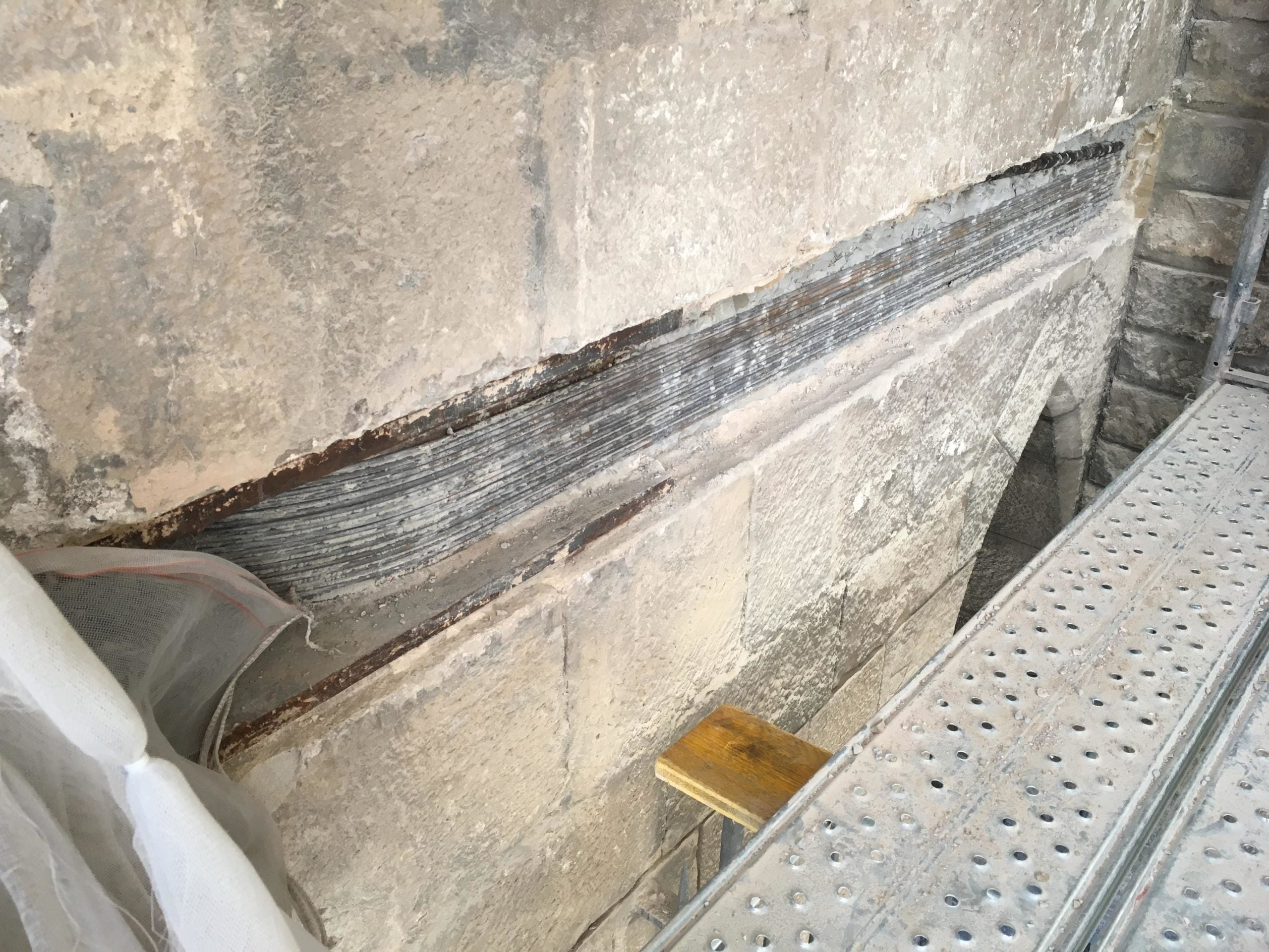 El reforç metàl·lic que s'està instal·lant al contrafort 3 del Palau Reial Major, on hi ha el Saló del Tinell / Ajuntament de Barcelona
