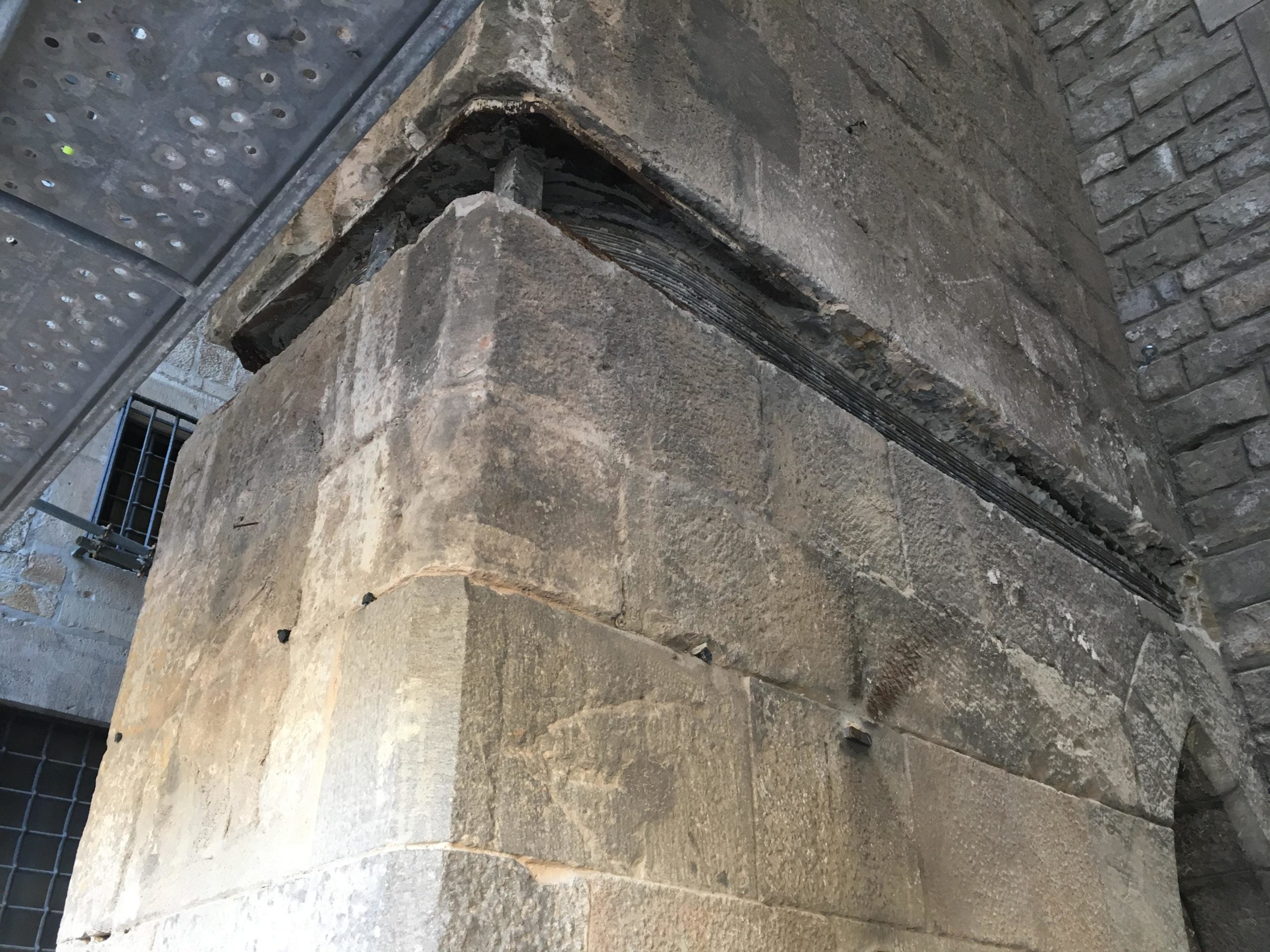 L'actuació de reforç metàl·lic del contrafort 3 del Palau Reial Major de Barcelona, on hi ha el Saló del Tinell / Ajuntament de Barcelona