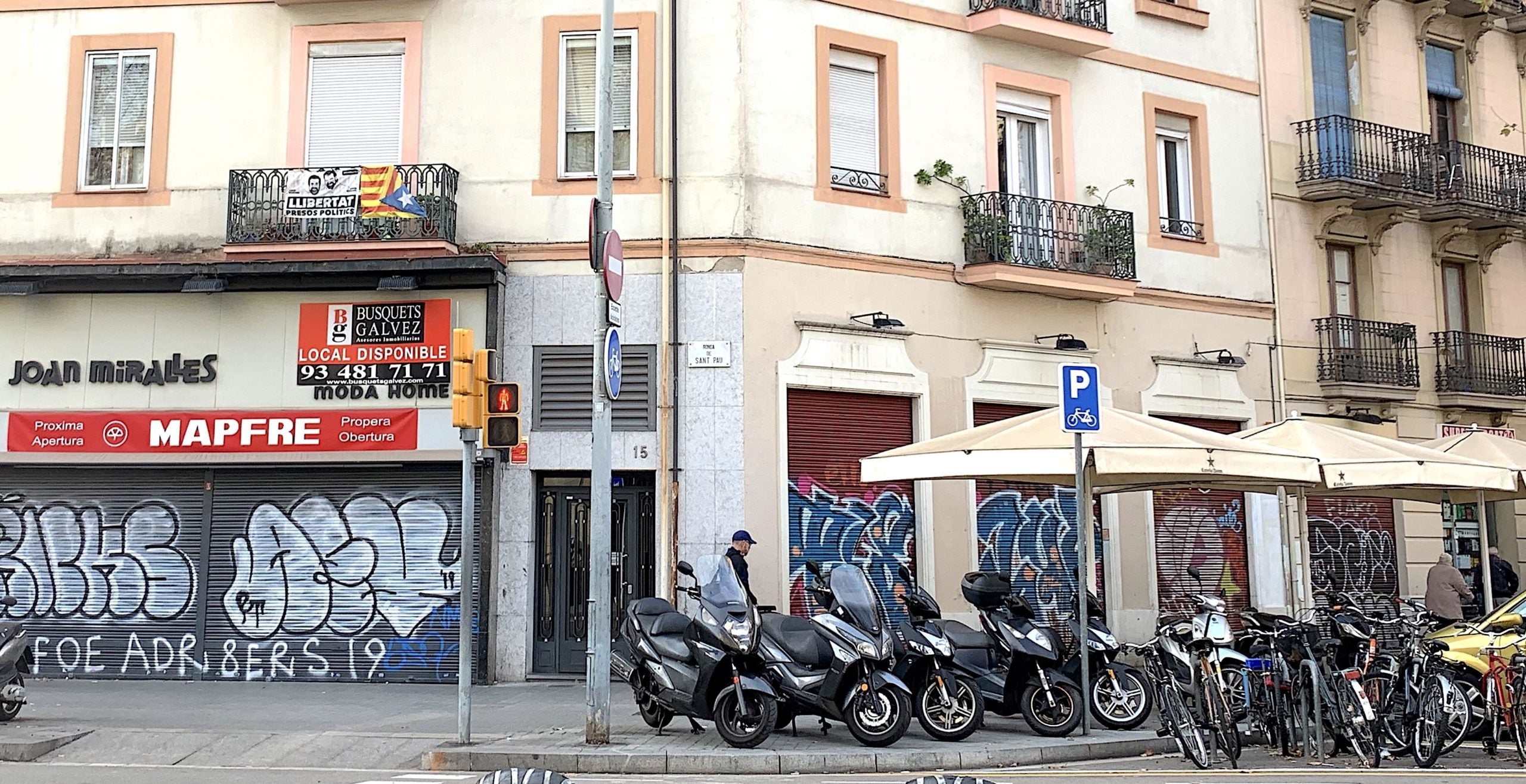 La cantonada de la ronda Sant Pau on conflueixen El Jabalí i la botiga de roba per a home Joan Miralles, totes dues tancades recentment després de dècades d'història / S.B. La cantonada de la ronda Sant Pau on conflueixen El Jabalí i la botiga de roba per a home Joan Miralles, totes dues tancades recentment després de dècades d'història / S.B.