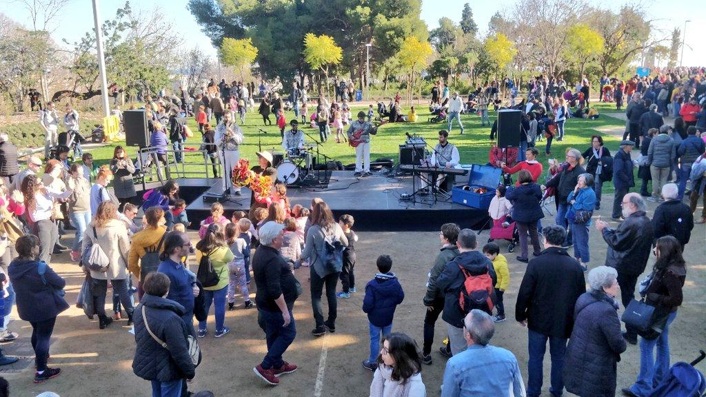 Veïns a la inauguració dels jardins del Doctor Pla i Armengol, al barri del Guinardó / Districte d'Horta-Guinardó