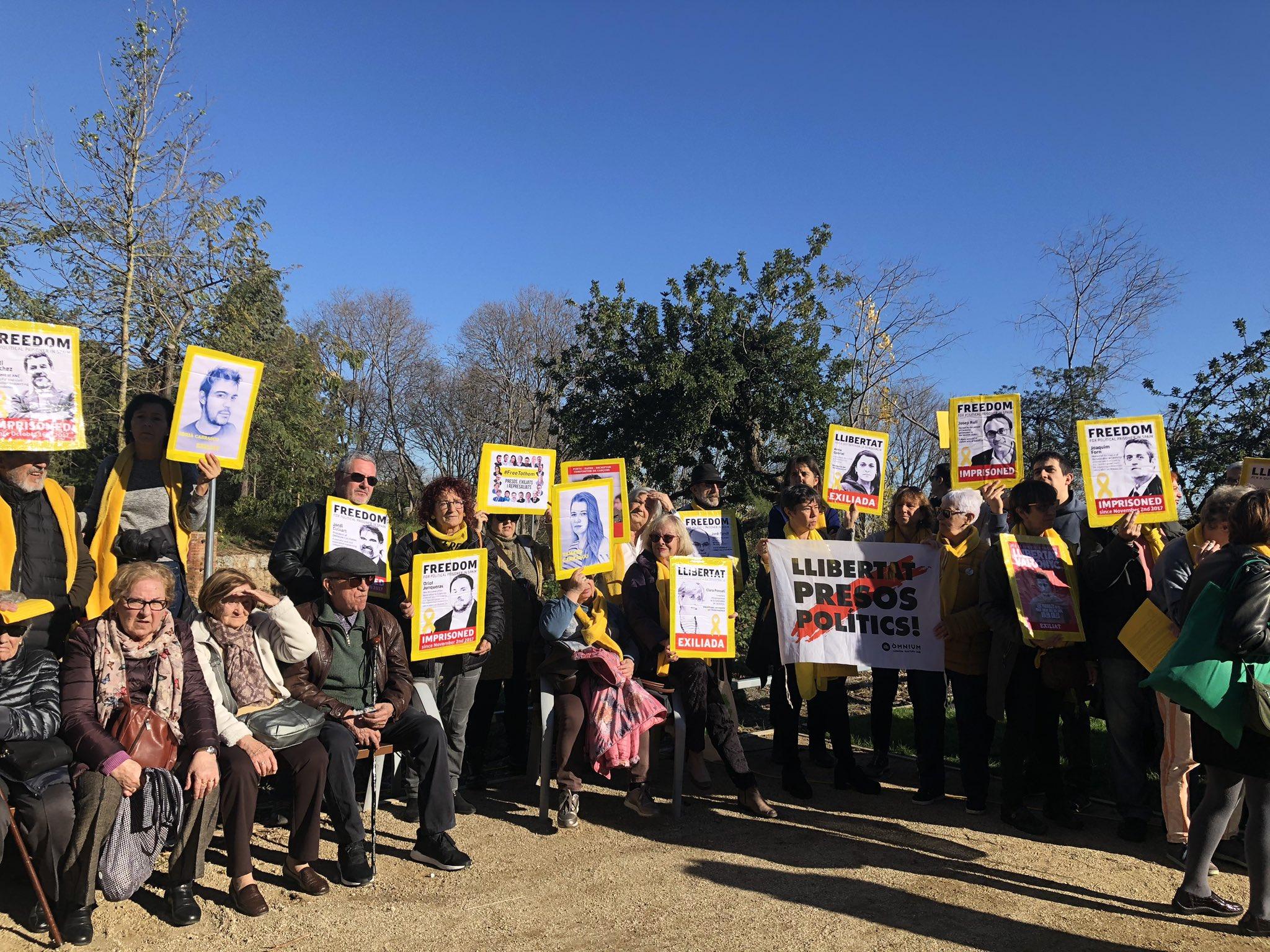 Veïns amb cartells per la llibertat dels presos polítics, a la inauguració dels jardins del Doctor Pla i Armengol del Guinardó / ERC Horta-Guinardó