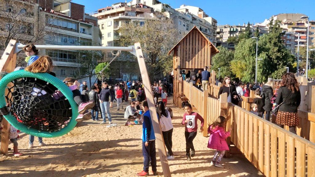 Veïns a l'àrea de jocs dels jardins del Doctor Pla i Armengol, el dia de l'obertura al públic / Districte d'Horta-Guinardó